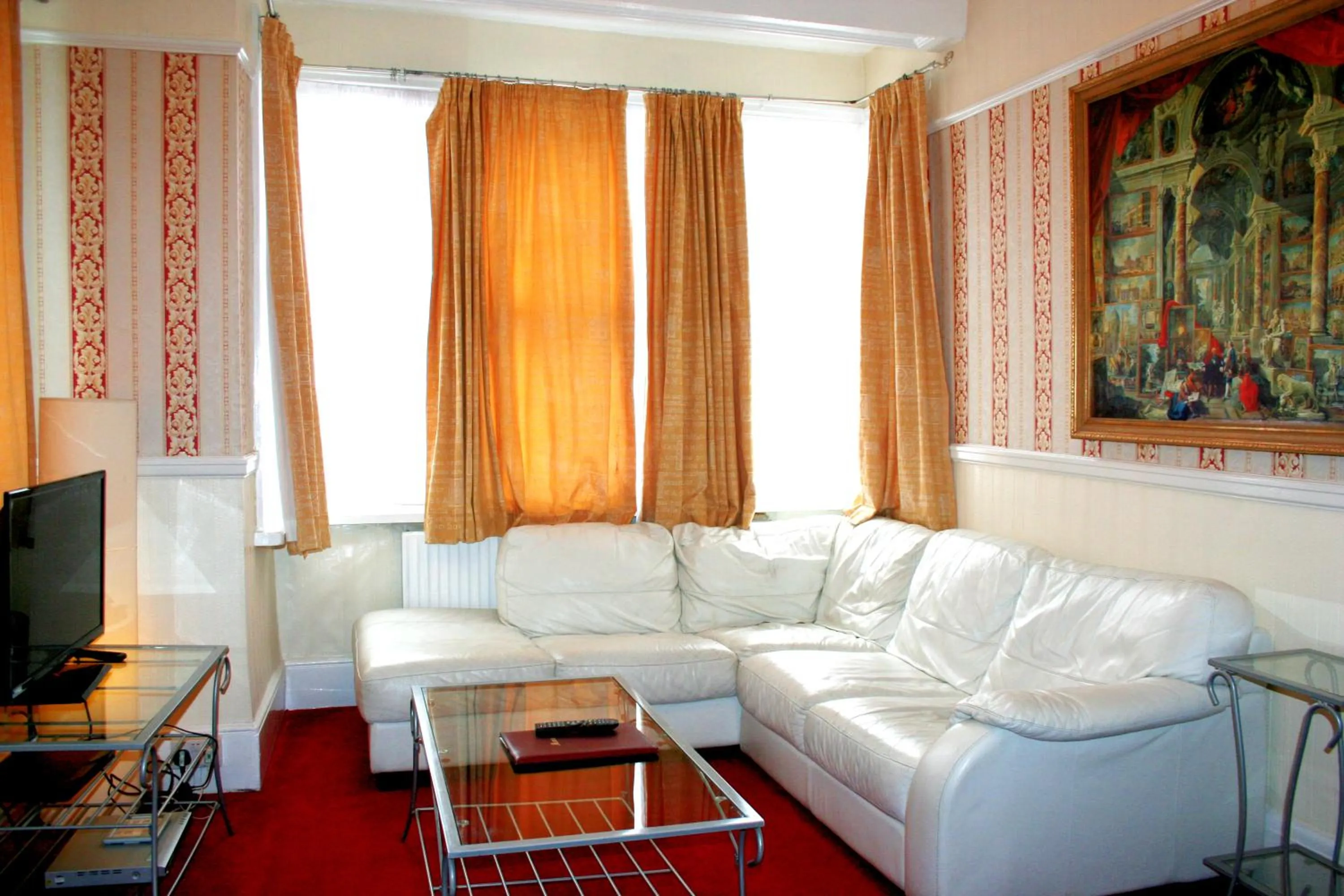 Communal lounge/ TV room in Ilfracombe House Hotel - near Cliffs Pavilion