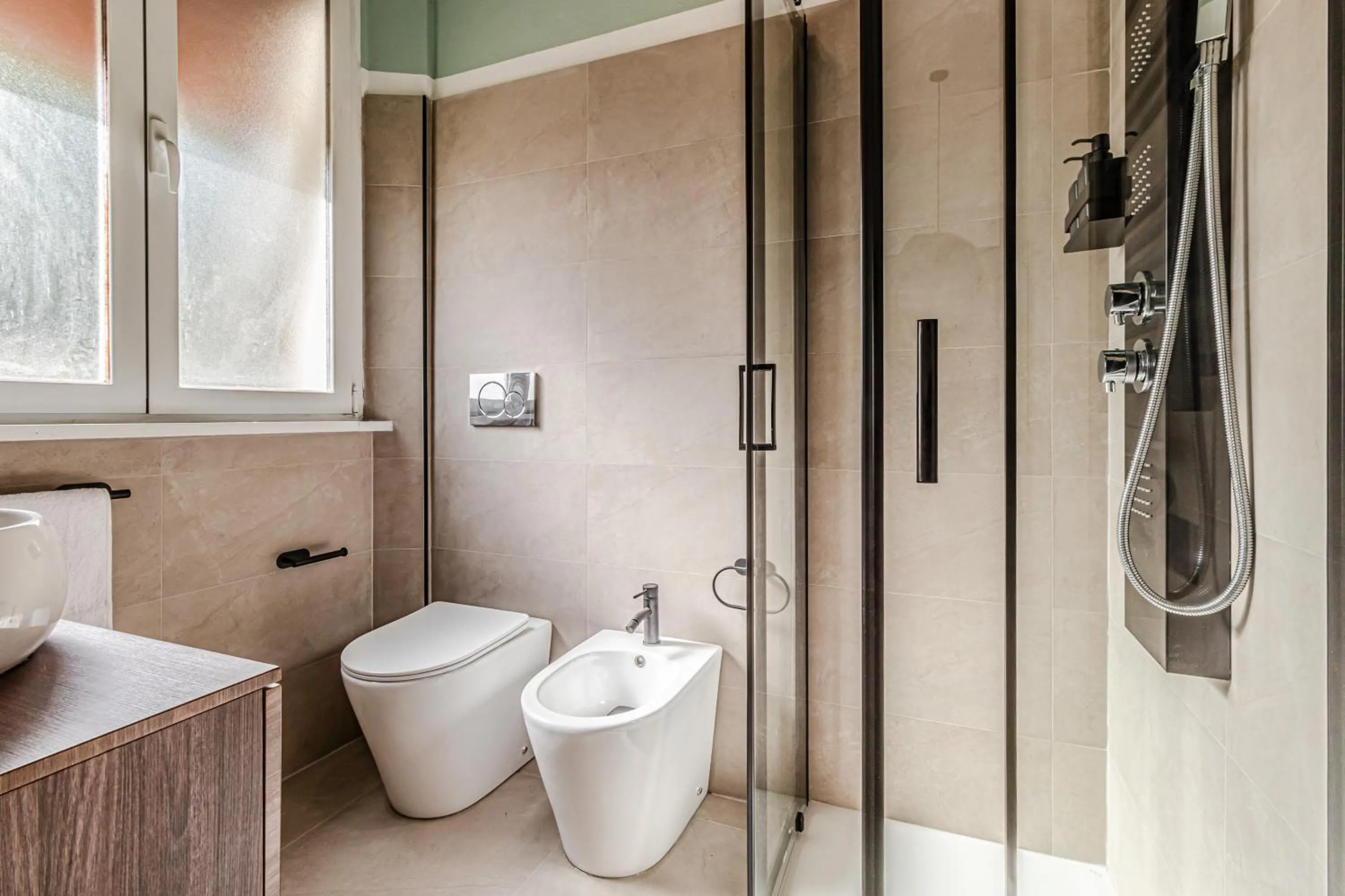 Shower in Japandi, Appartamento Zona Porto Mediceo Livorno