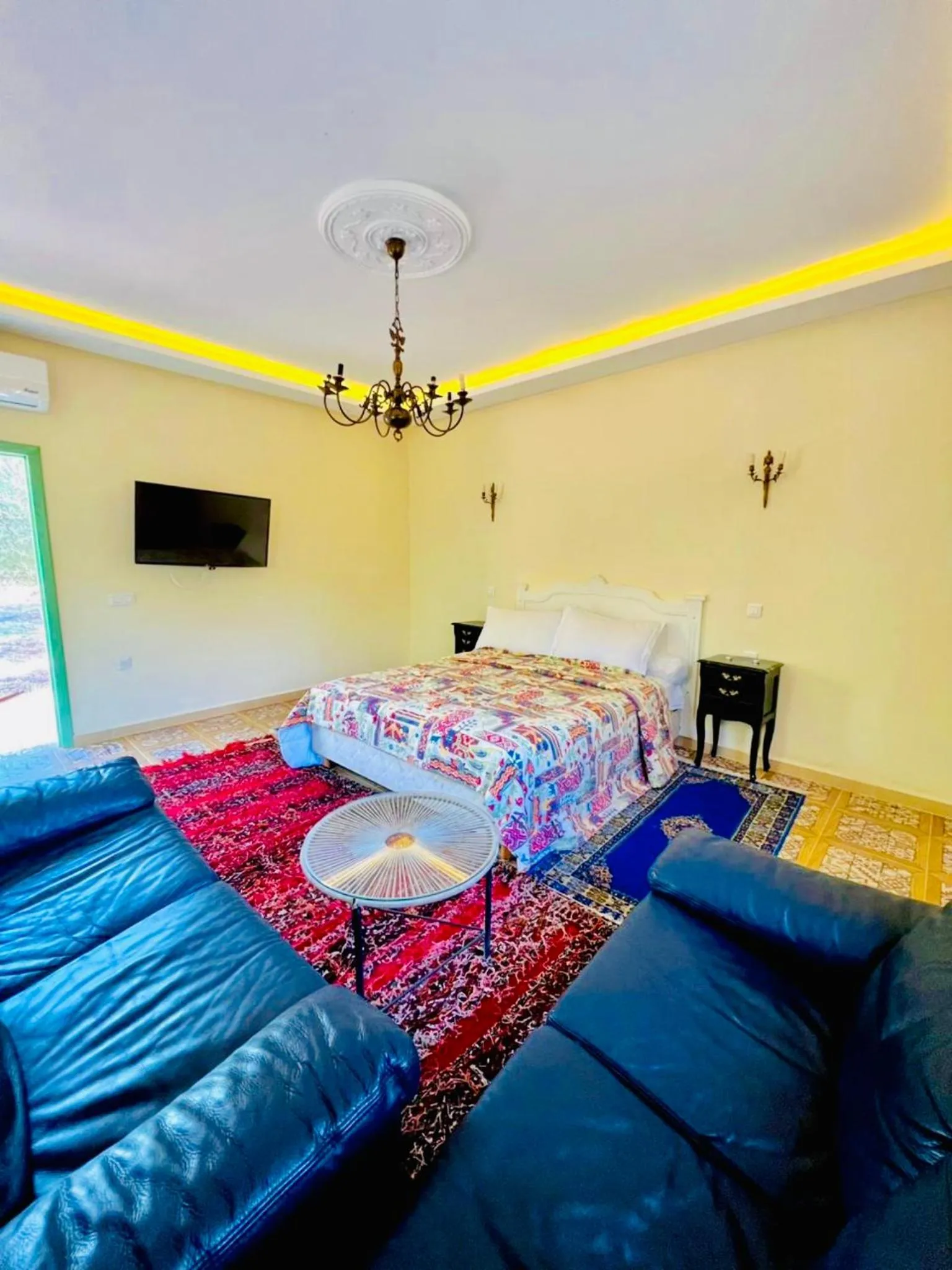 Communal lounge/ TV room in Villa Baddi Marrakech