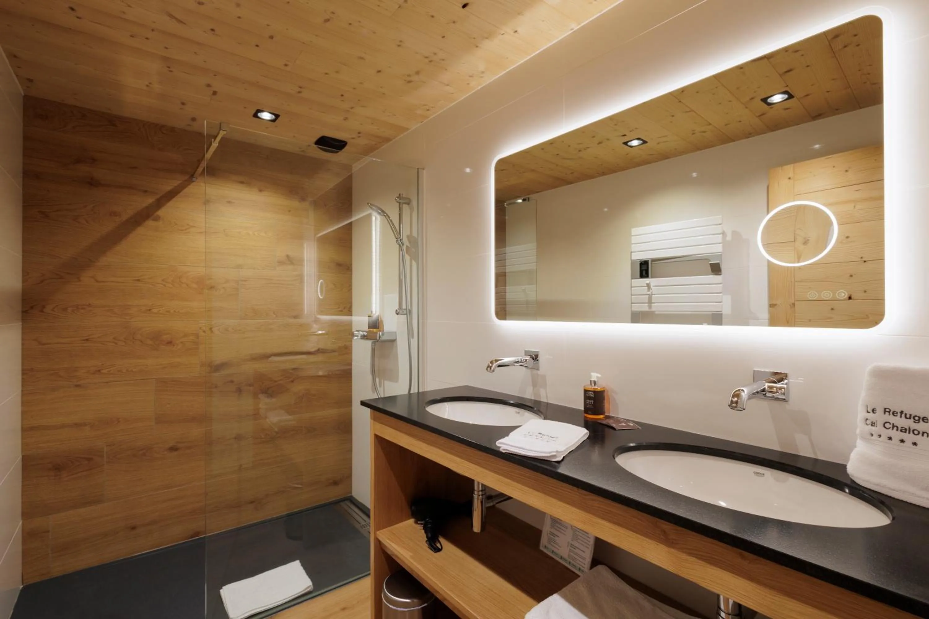 Bathroom in Le Refuge Cal Chalon , chalet de luxe au cœur du village
