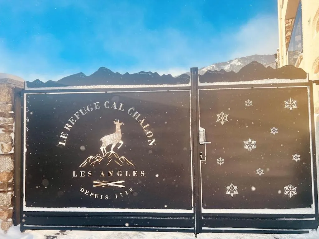 Property logo or sign in Le Refuge Cal Chalon , chalet de luxe au cœur du village