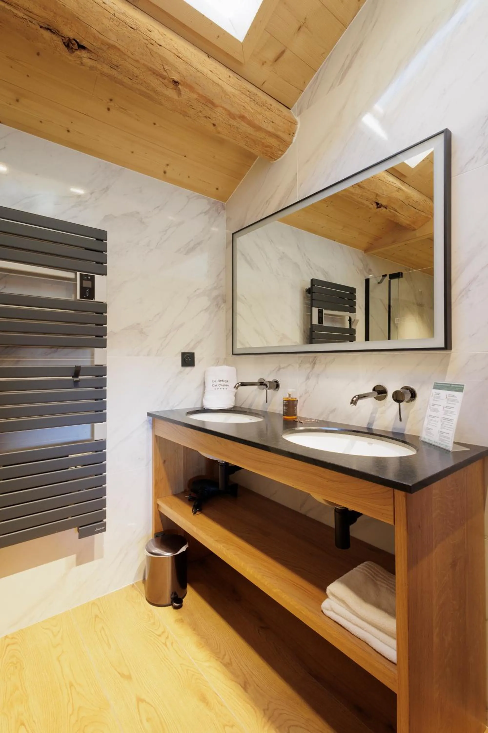 Bathroom in Le Refuge Cal Chalon , chalet de luxe au cœur du village