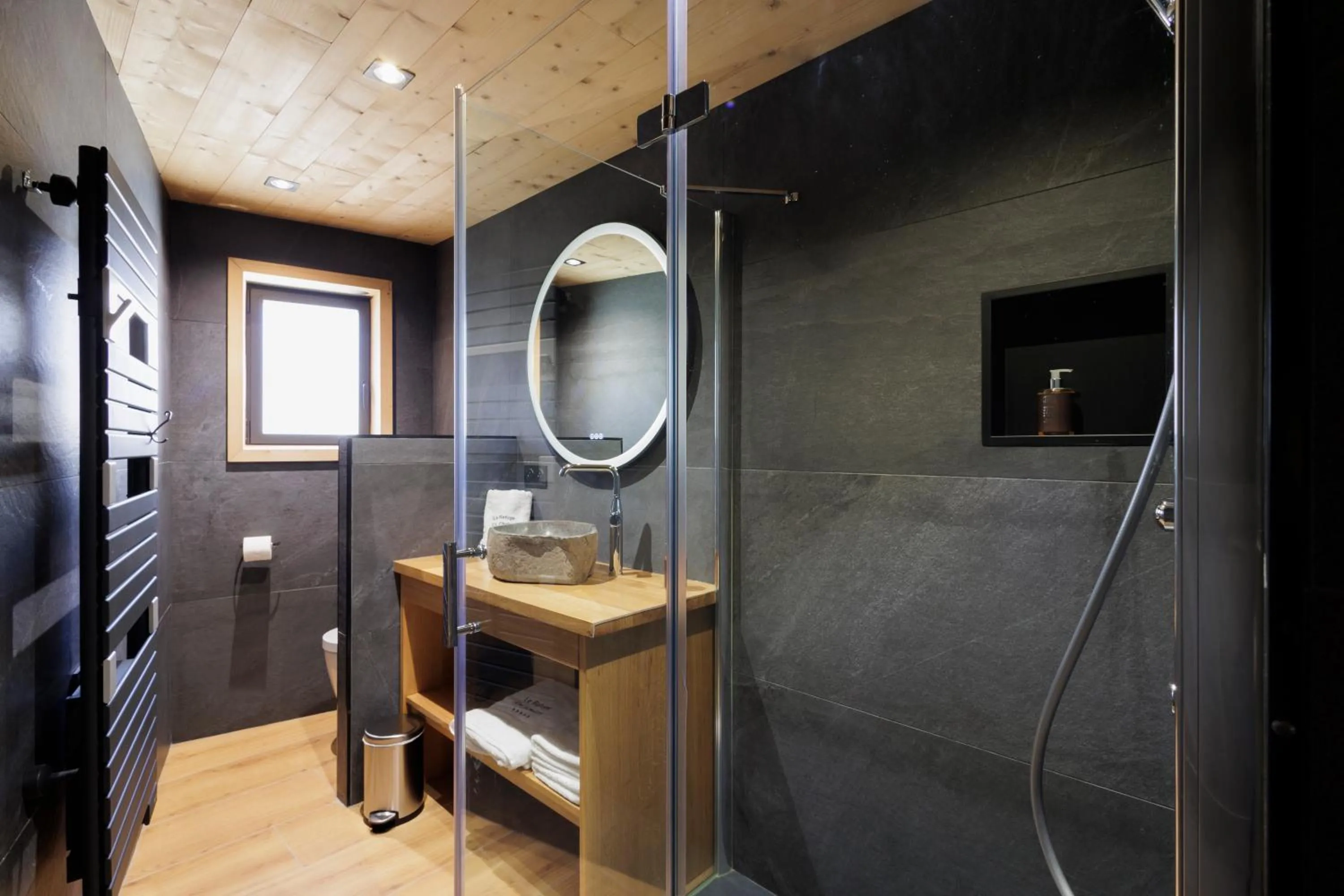 Bathroom in Le Refuge Cal Chalon , chalet de luxe au cœur du village