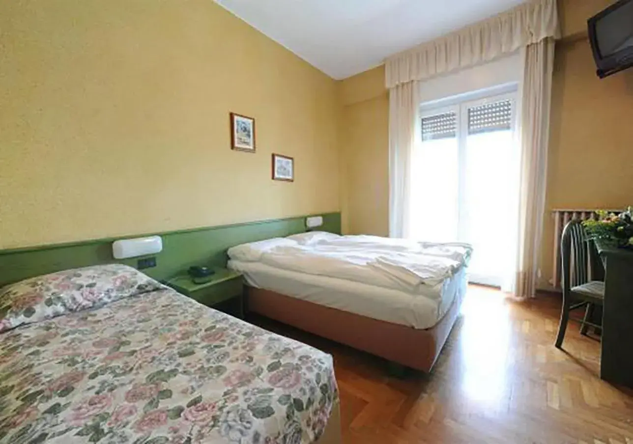 Bedroom, Bed in Hotel Caribe - Garda Lake Collection