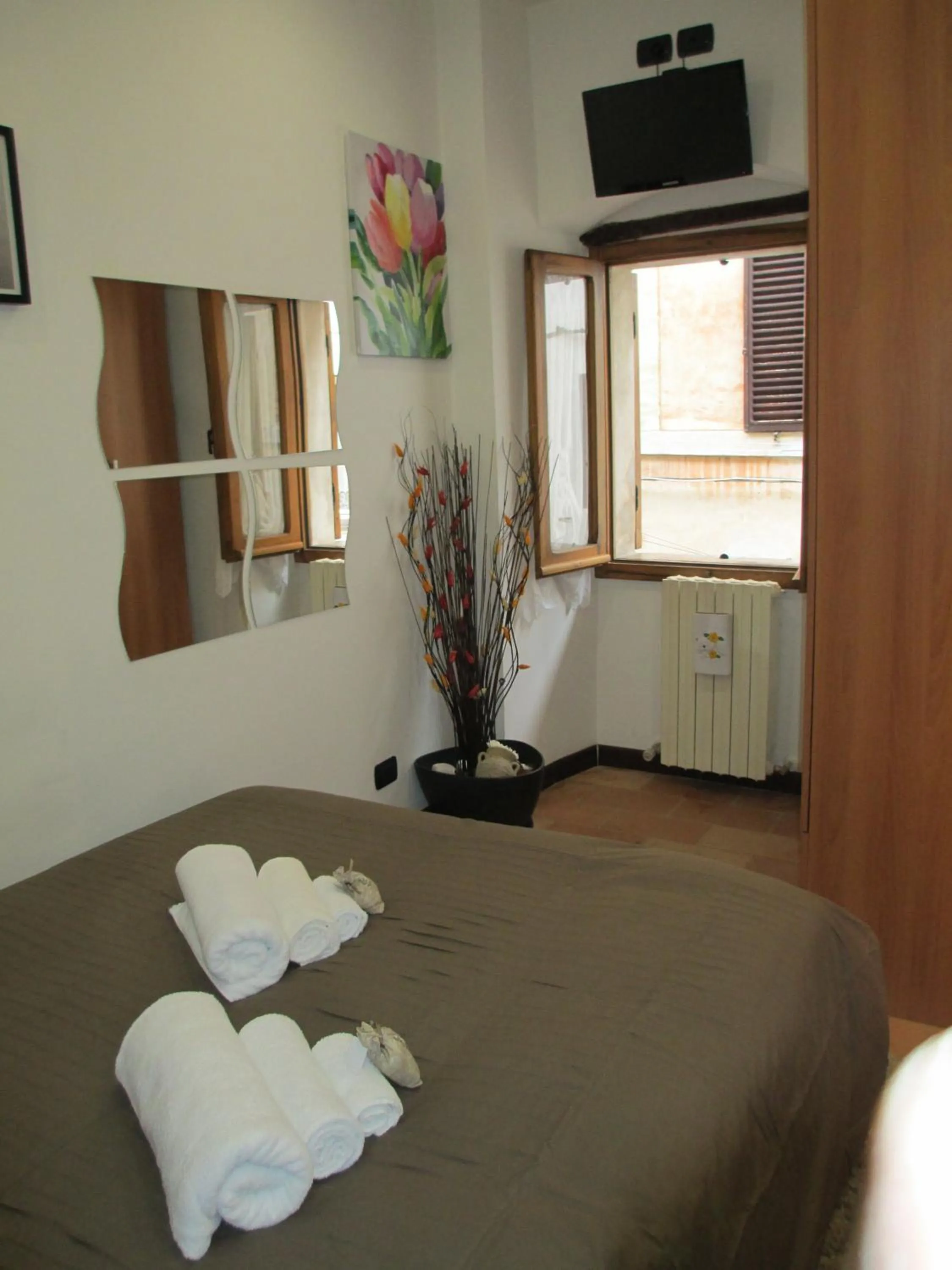 Bedroom, Bed in Appartamento Tulipano Rosa