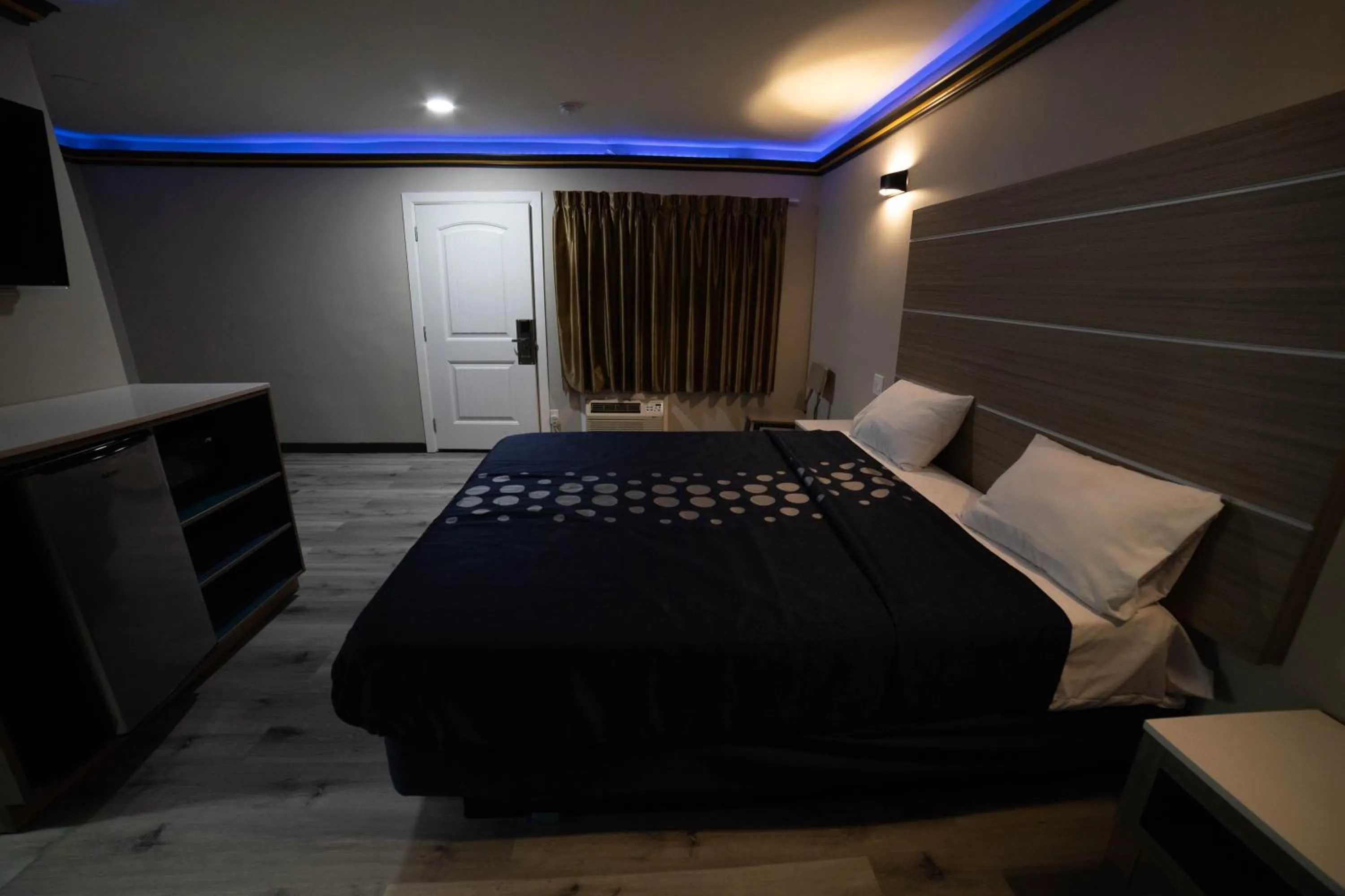 Photo of the whole room, Bed in Artesia Motor Inn