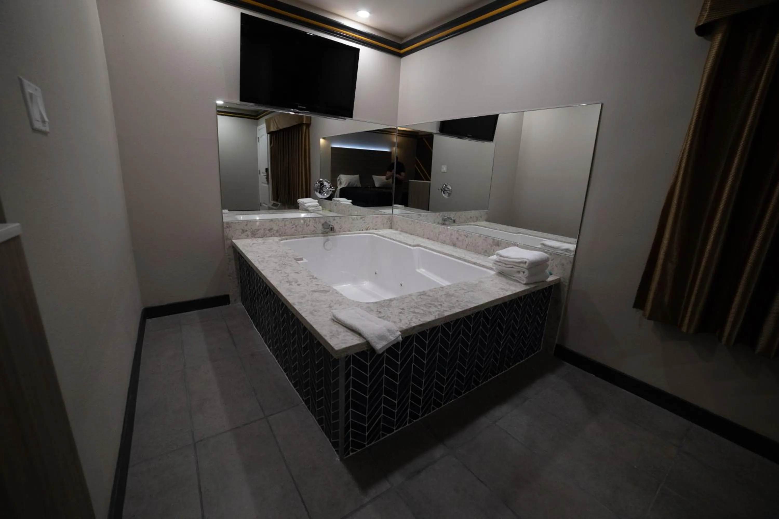 Hot Tub, Bed in Artesia Motor Inn