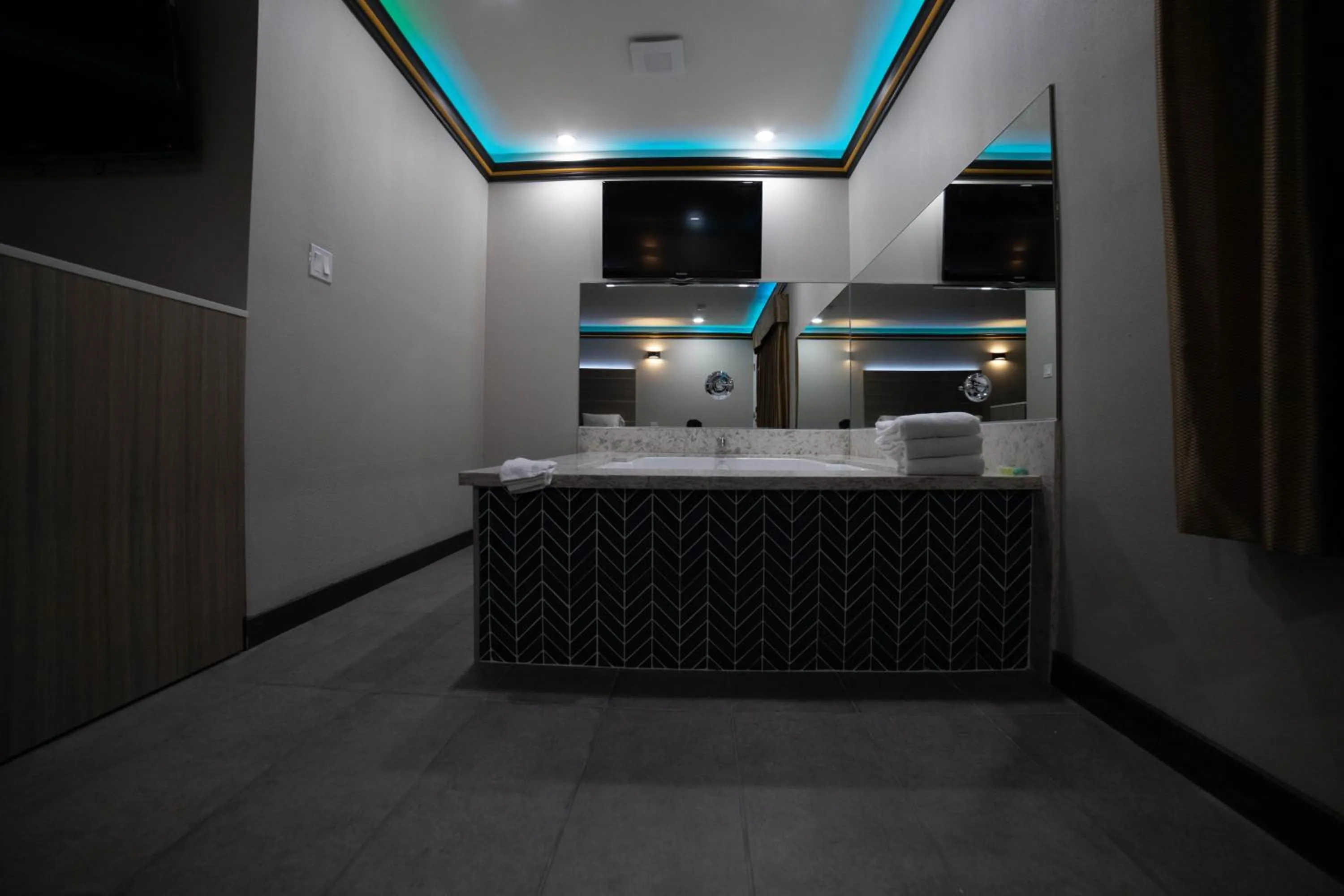 Hot Tub in Artesia Motor Inn