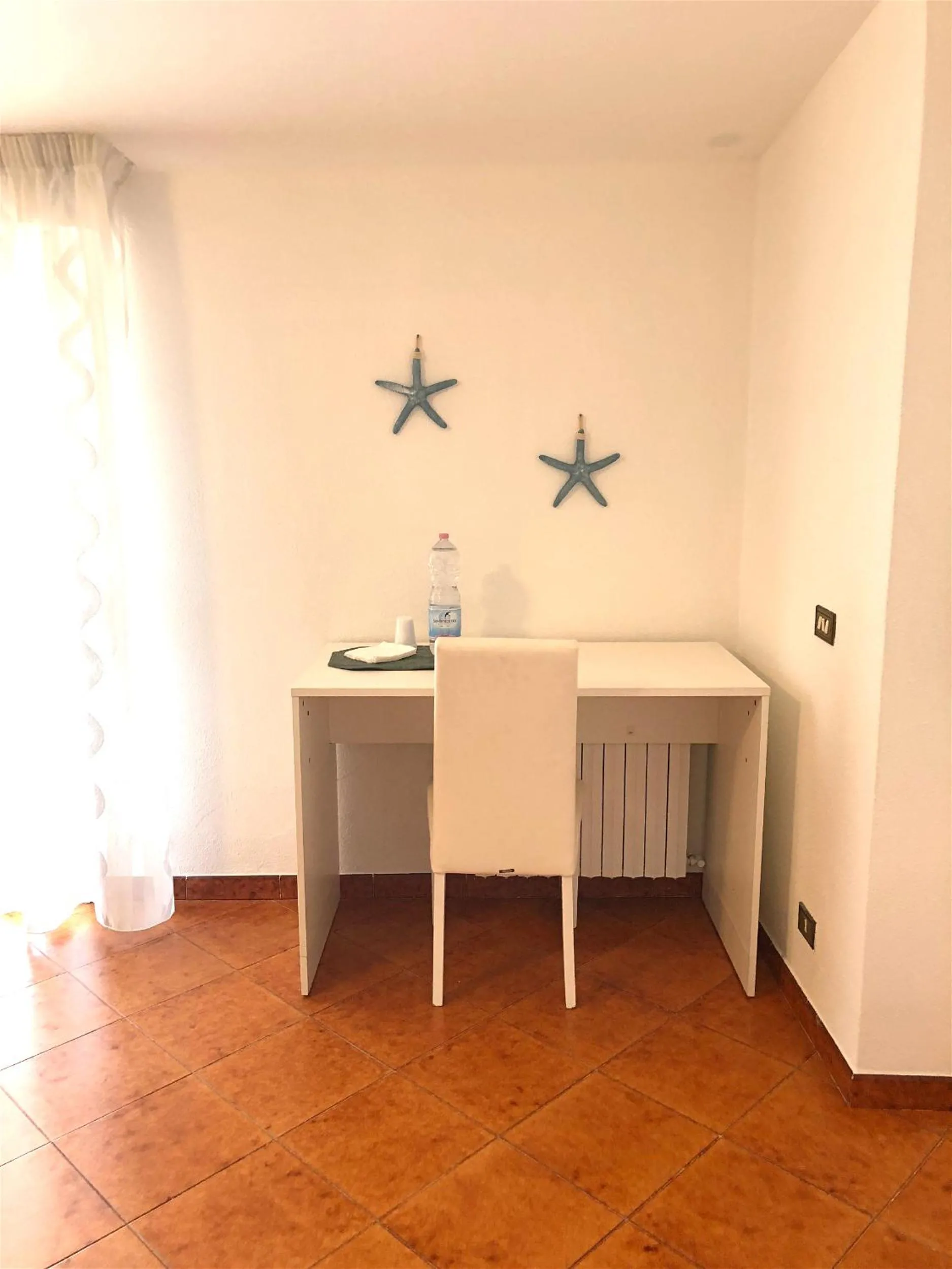 Seating area in I Faraglioni Comfort Rooms