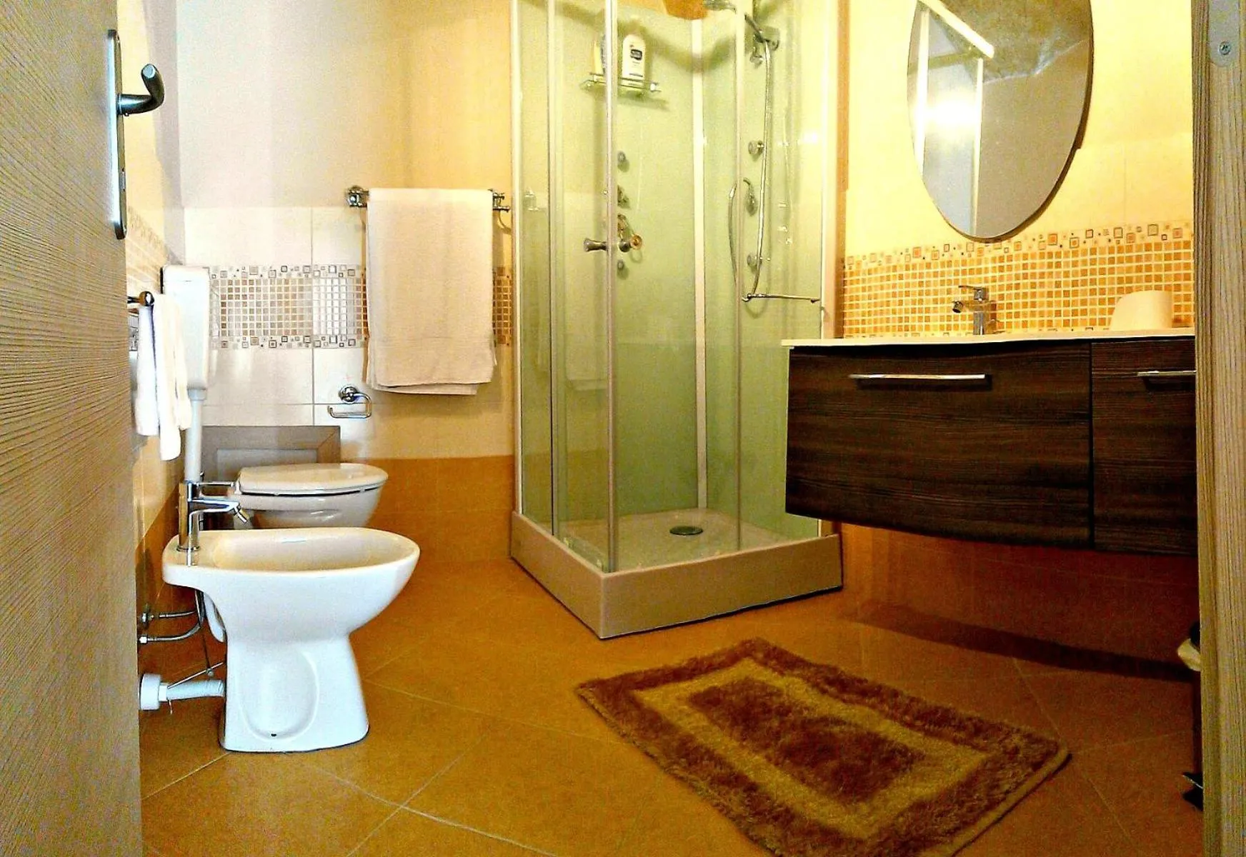 Shower in I Faraglioni Comfort Rooms