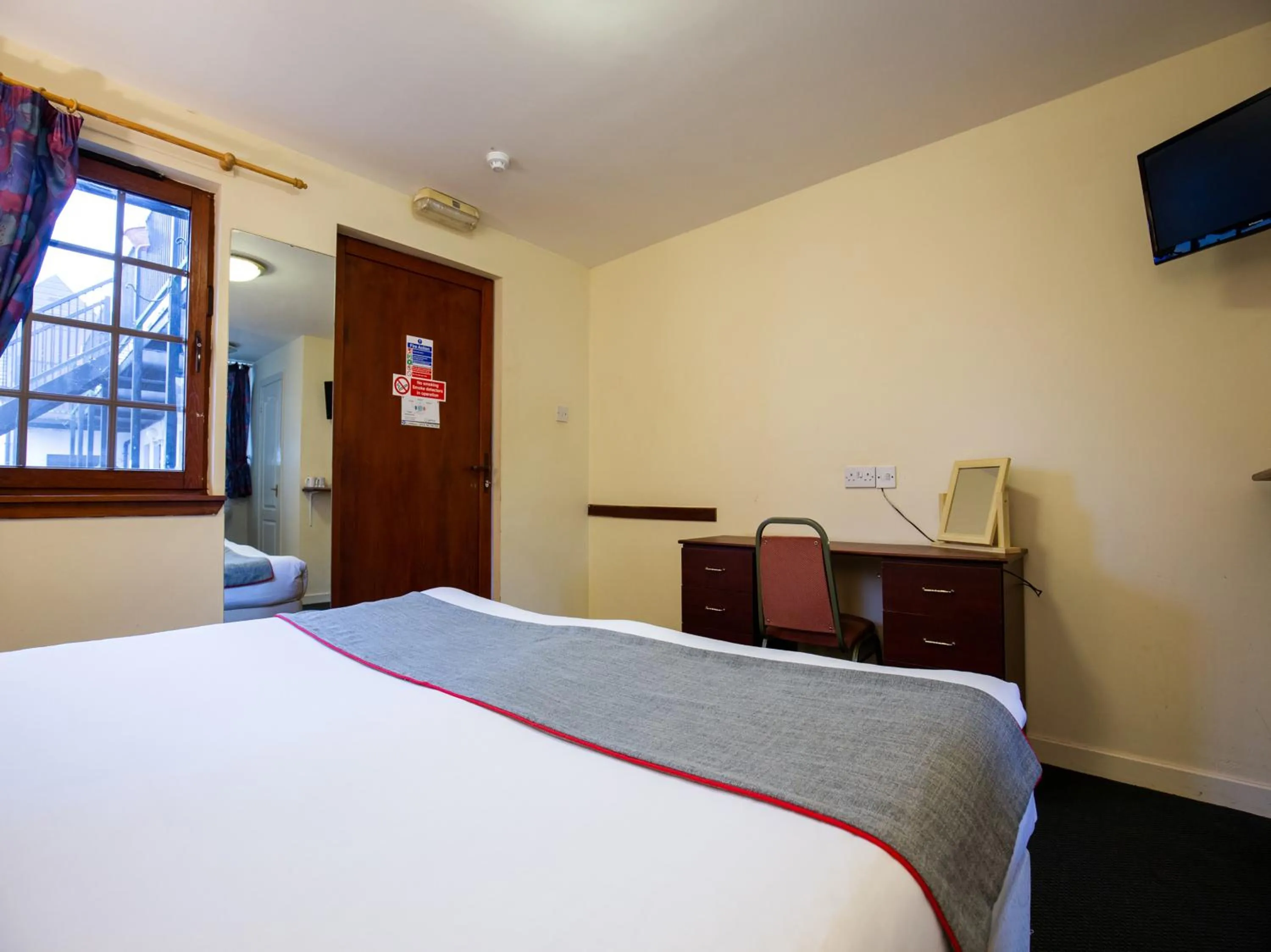 Bedroom, Bed in Longforgan Coaching Inn