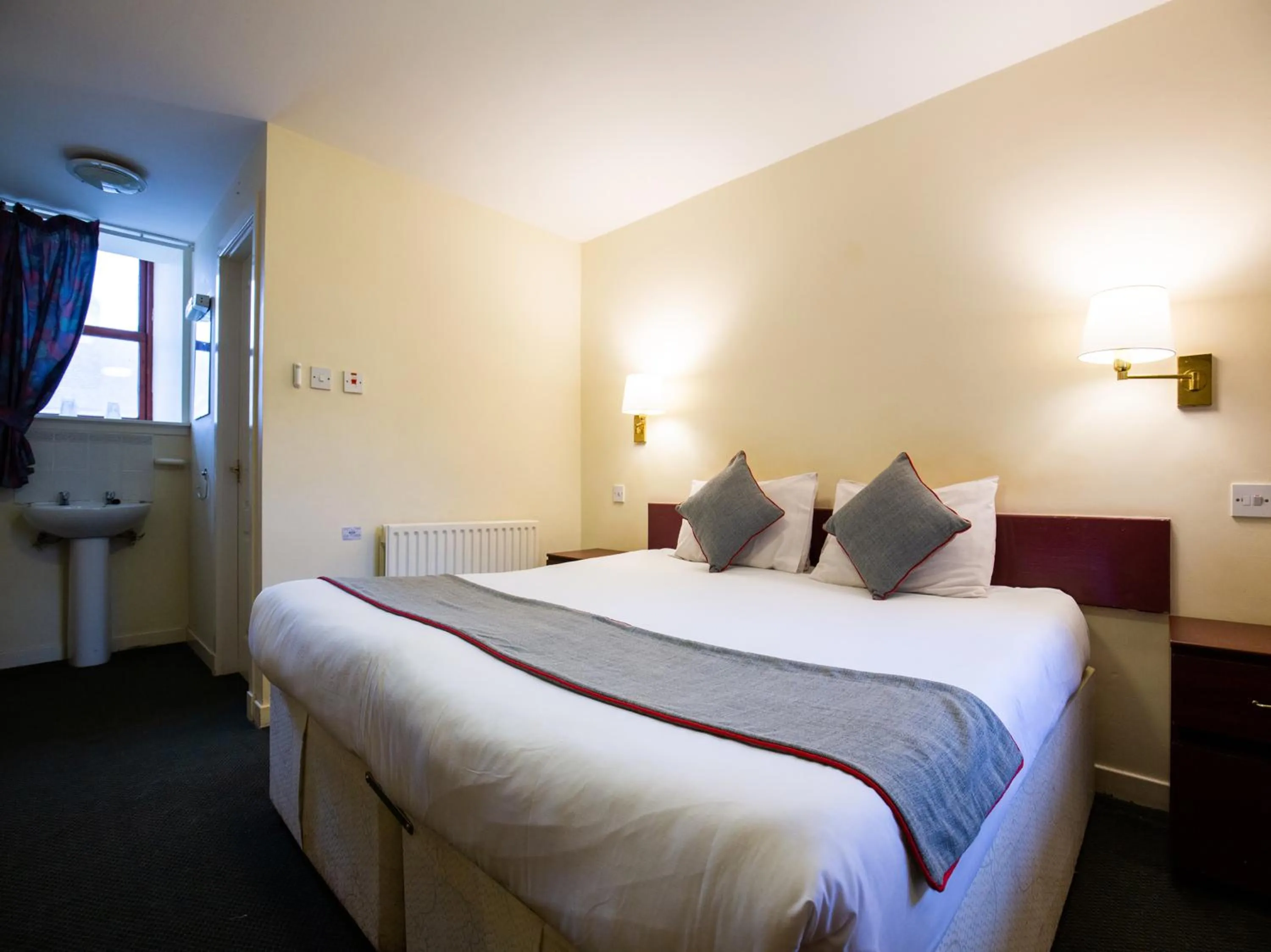 Bedroom, Bed in Longforgan Coaching Inn