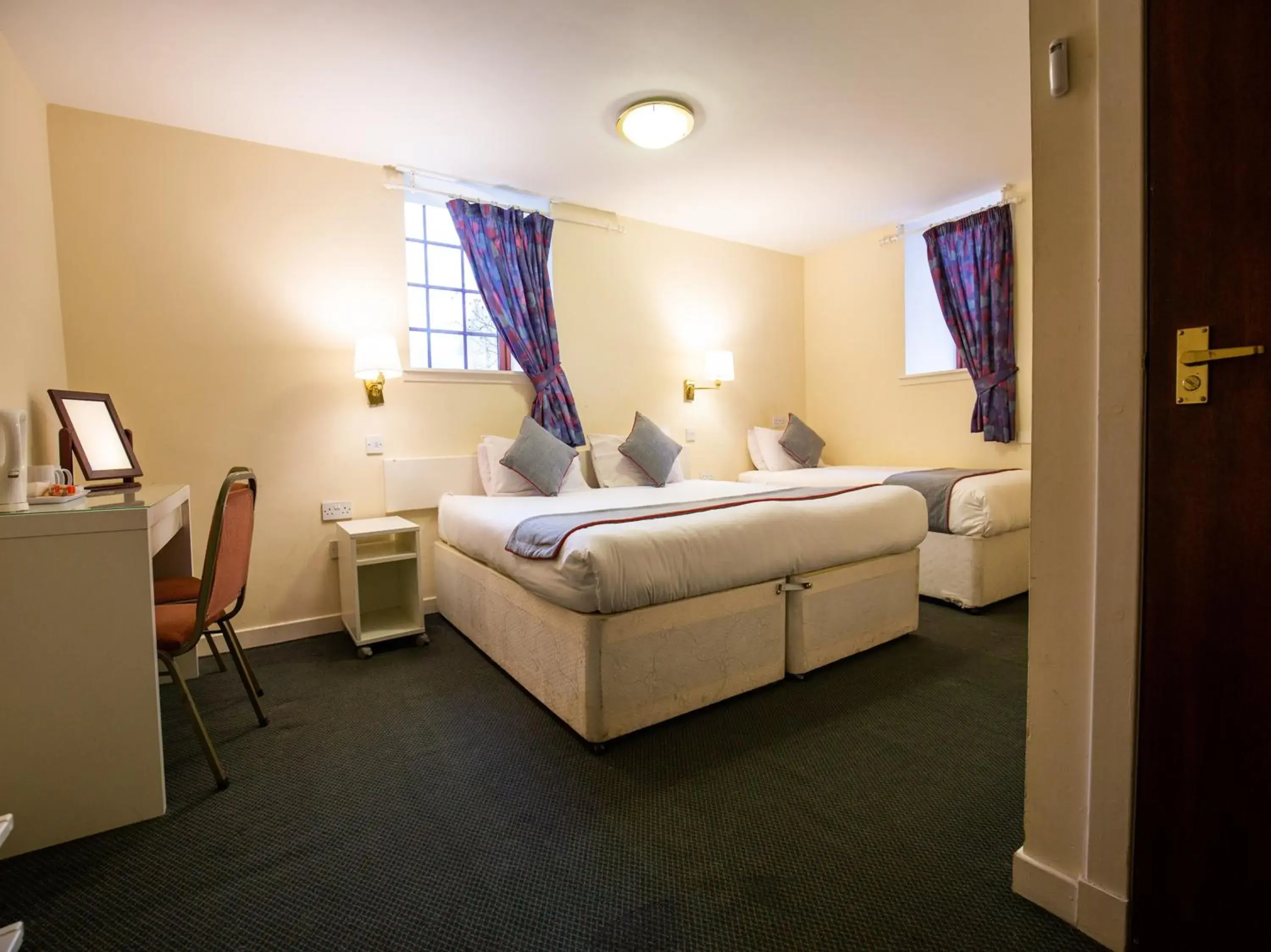 Twin Room - Disability Access in Longforgan Coaching Inn Twin Room - Disability Access in Longforgan Coaching Inn
