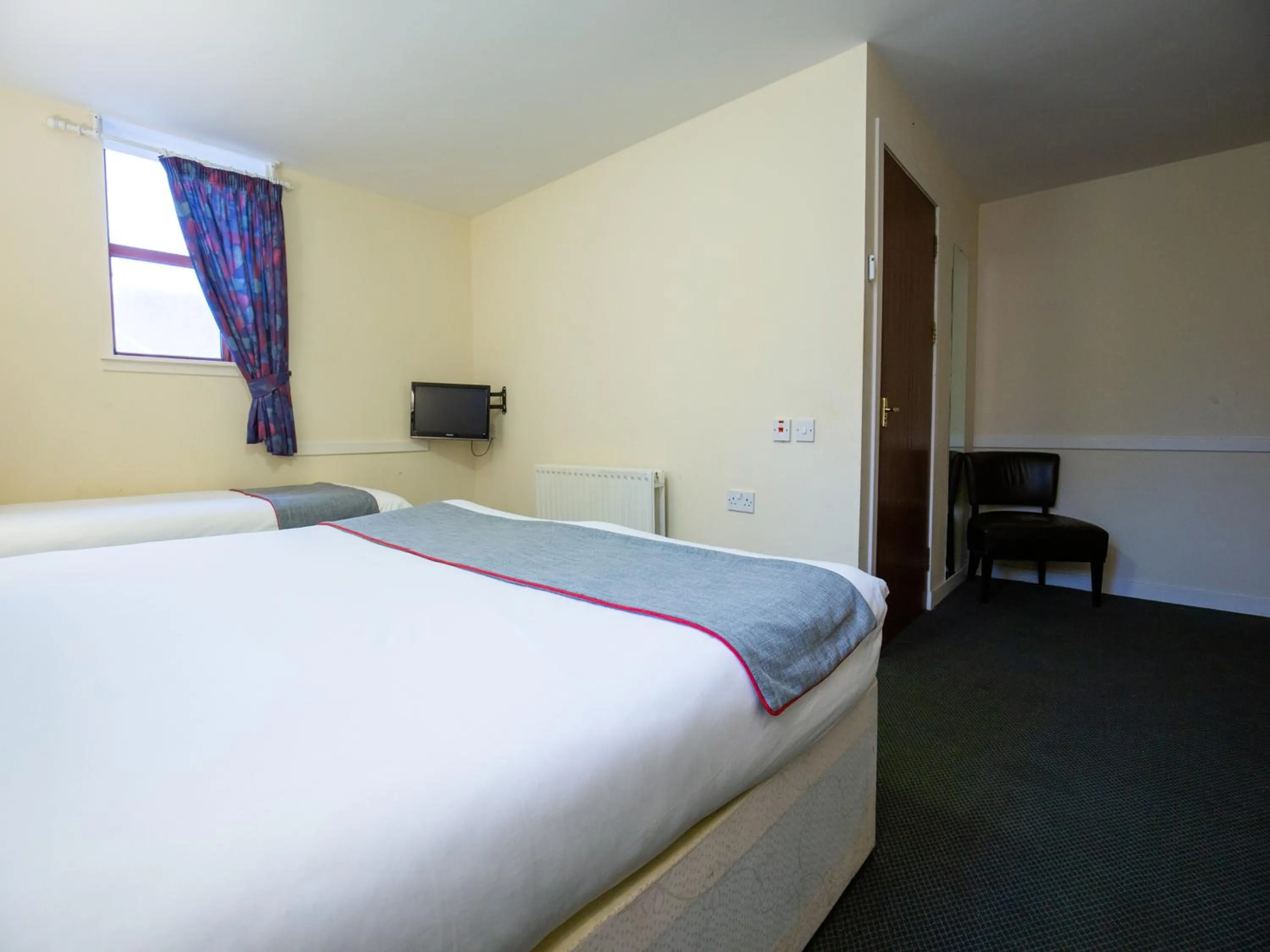 Bedroom, Bed in Longforgan Coaching Inn