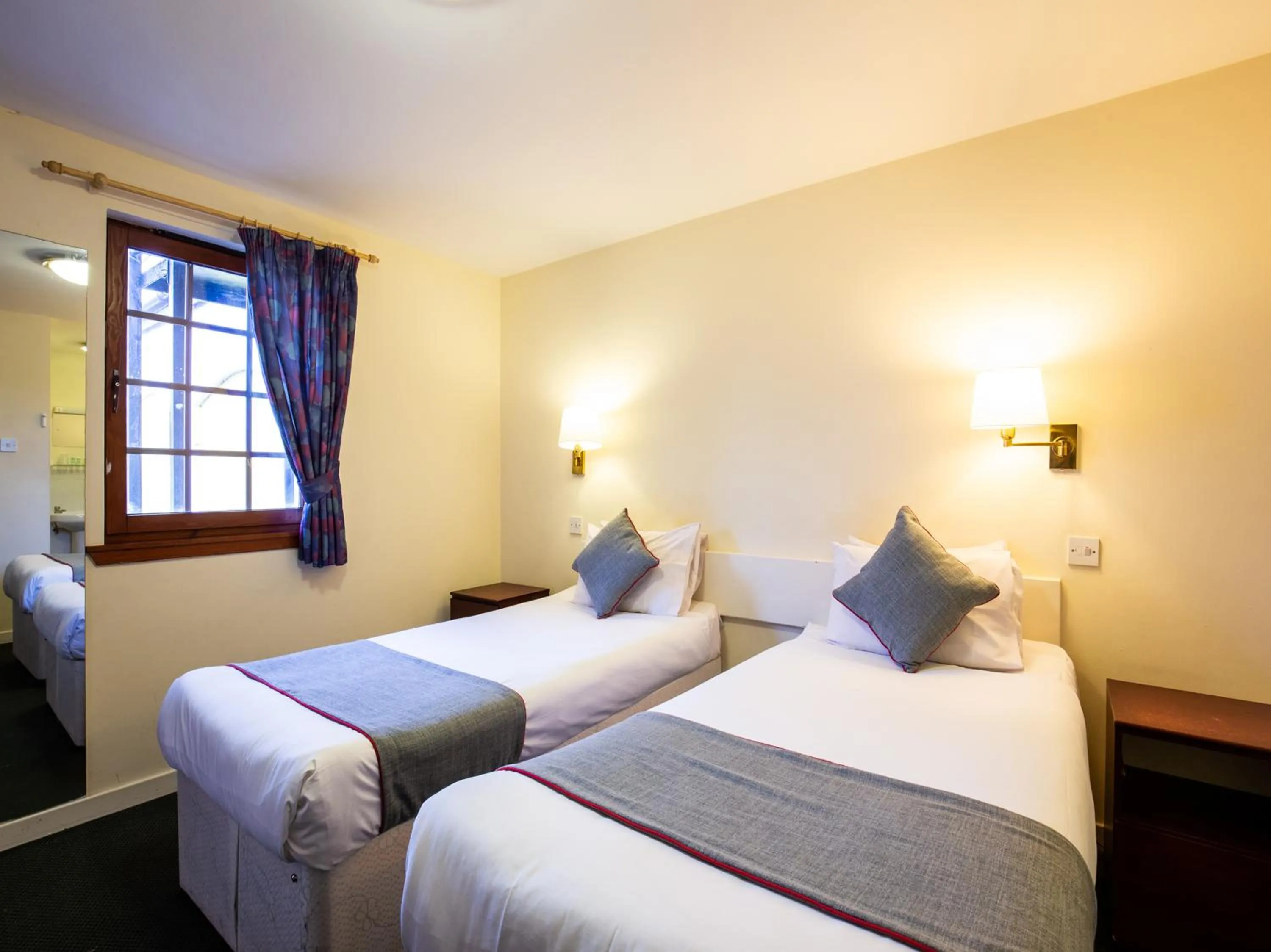 Bedroom, Bed in Longforgan Coaching Inn