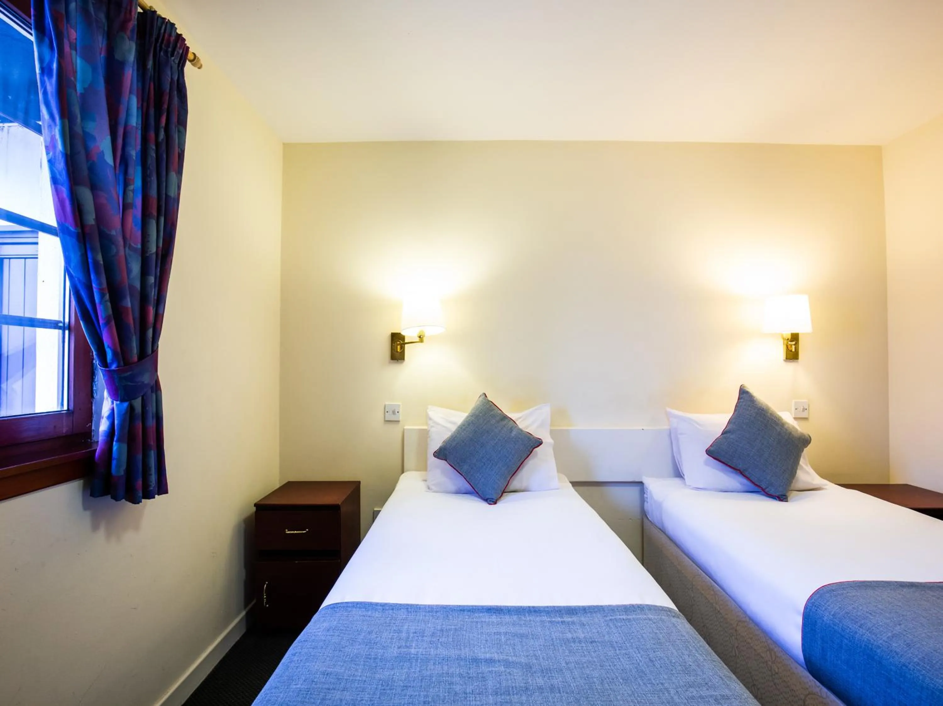 Bedroom, Bed in Longforgan Coaching Inn