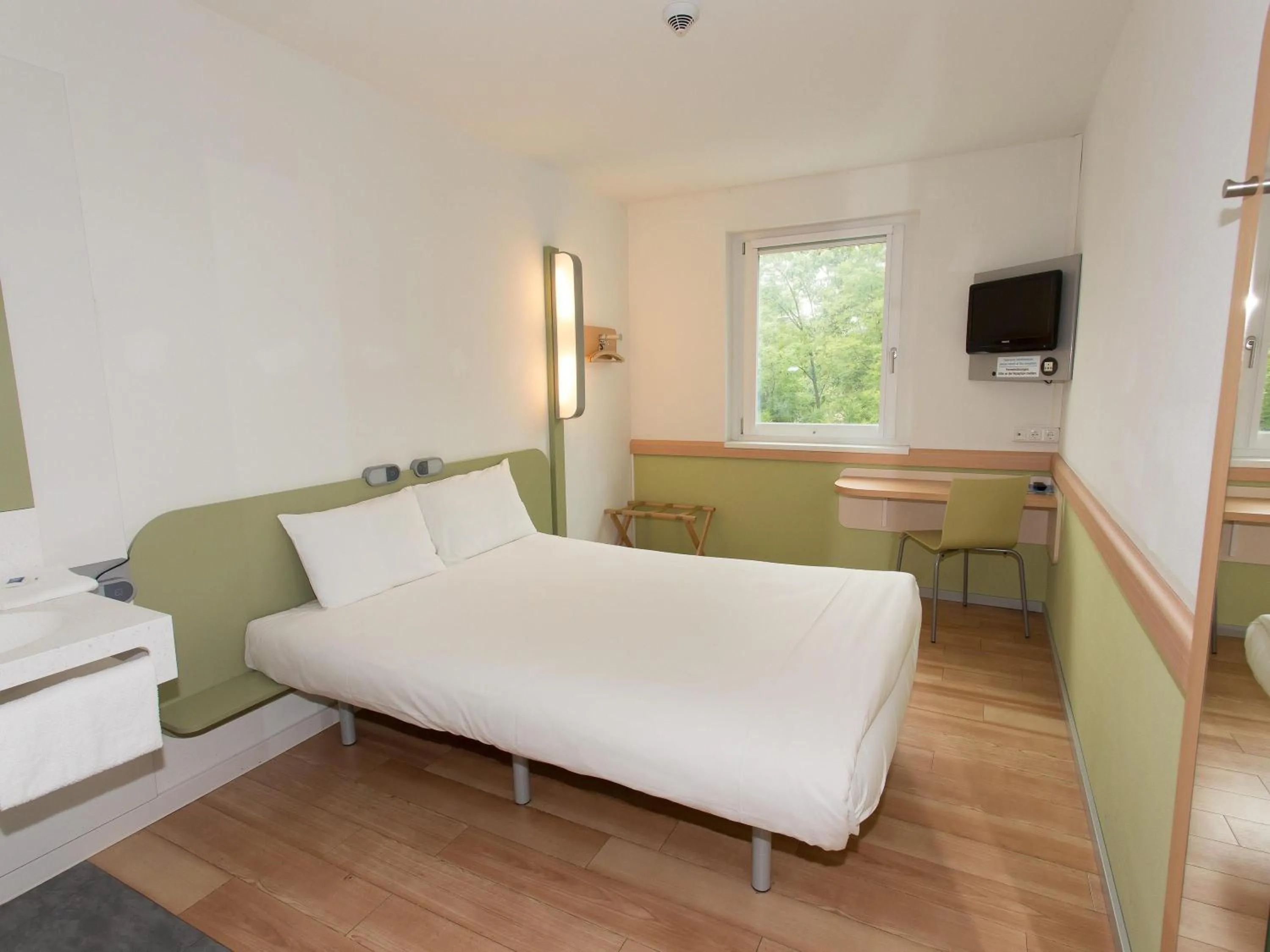 Bedroom, Bed in ibis budget Augsburg City