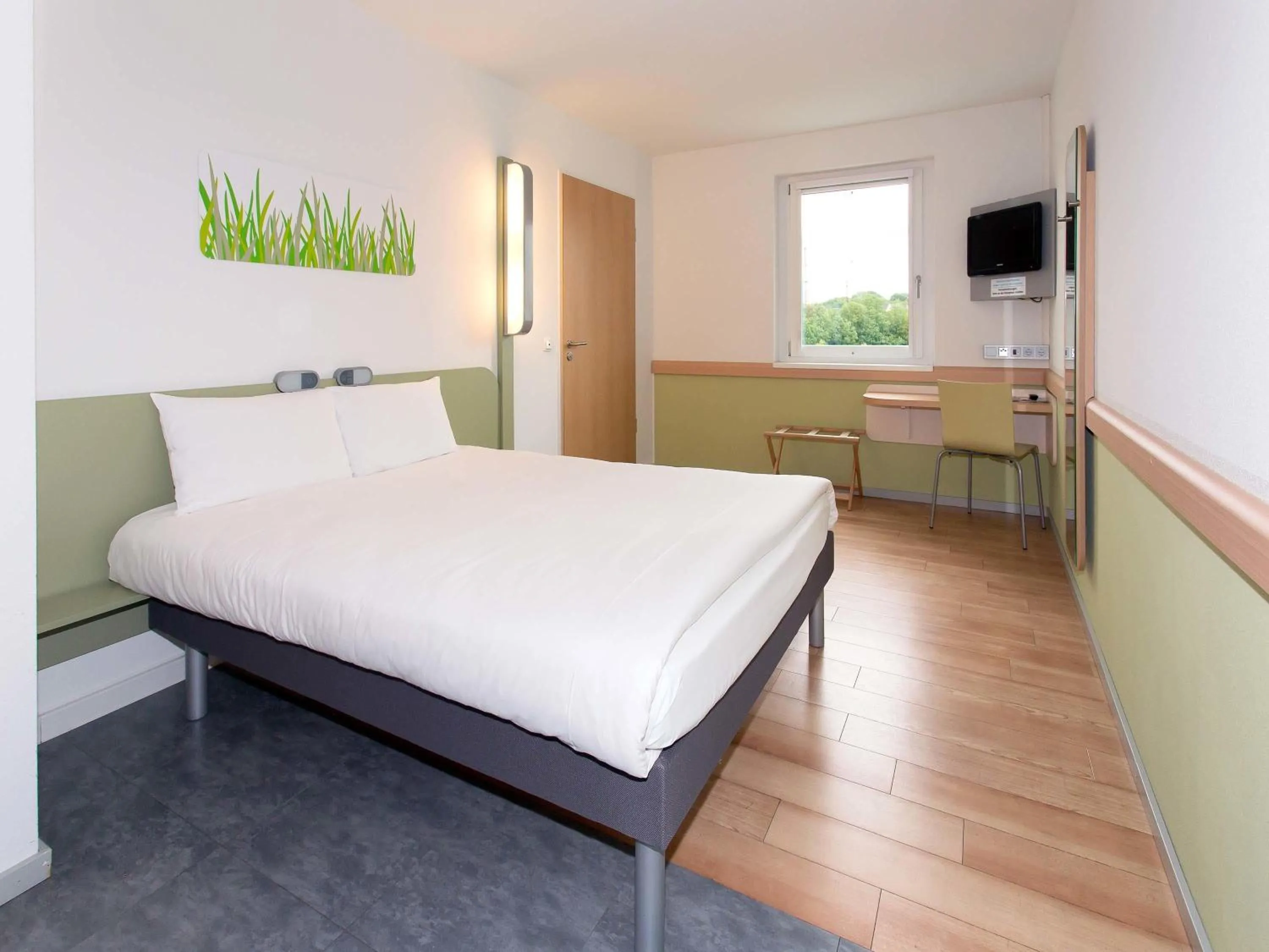 Bedroom, Bed in ibis budget Augsburg City