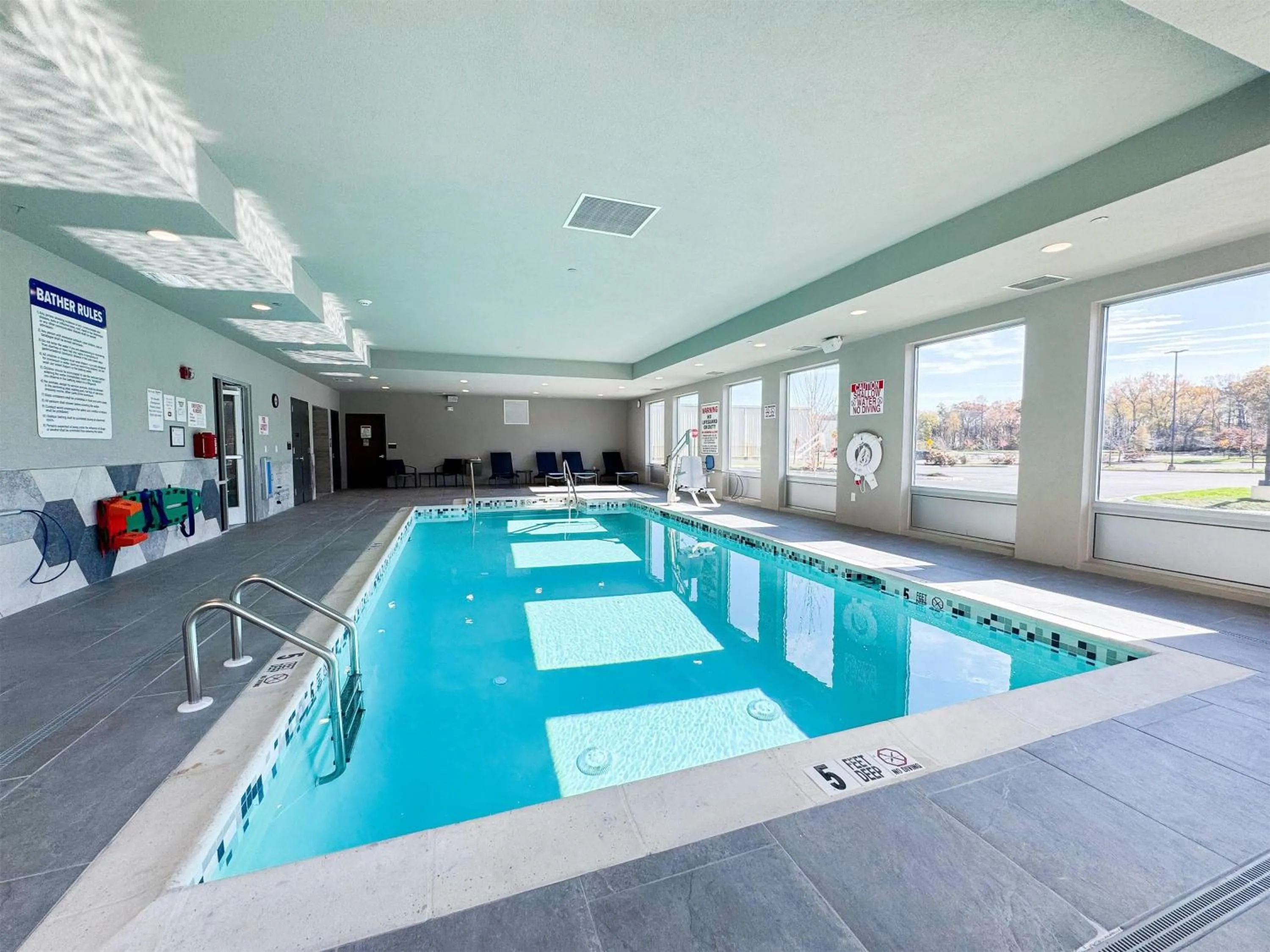 Swimming pool in La Quinta Inn & Suites by Wyndham Mount Laurel Moorestown
