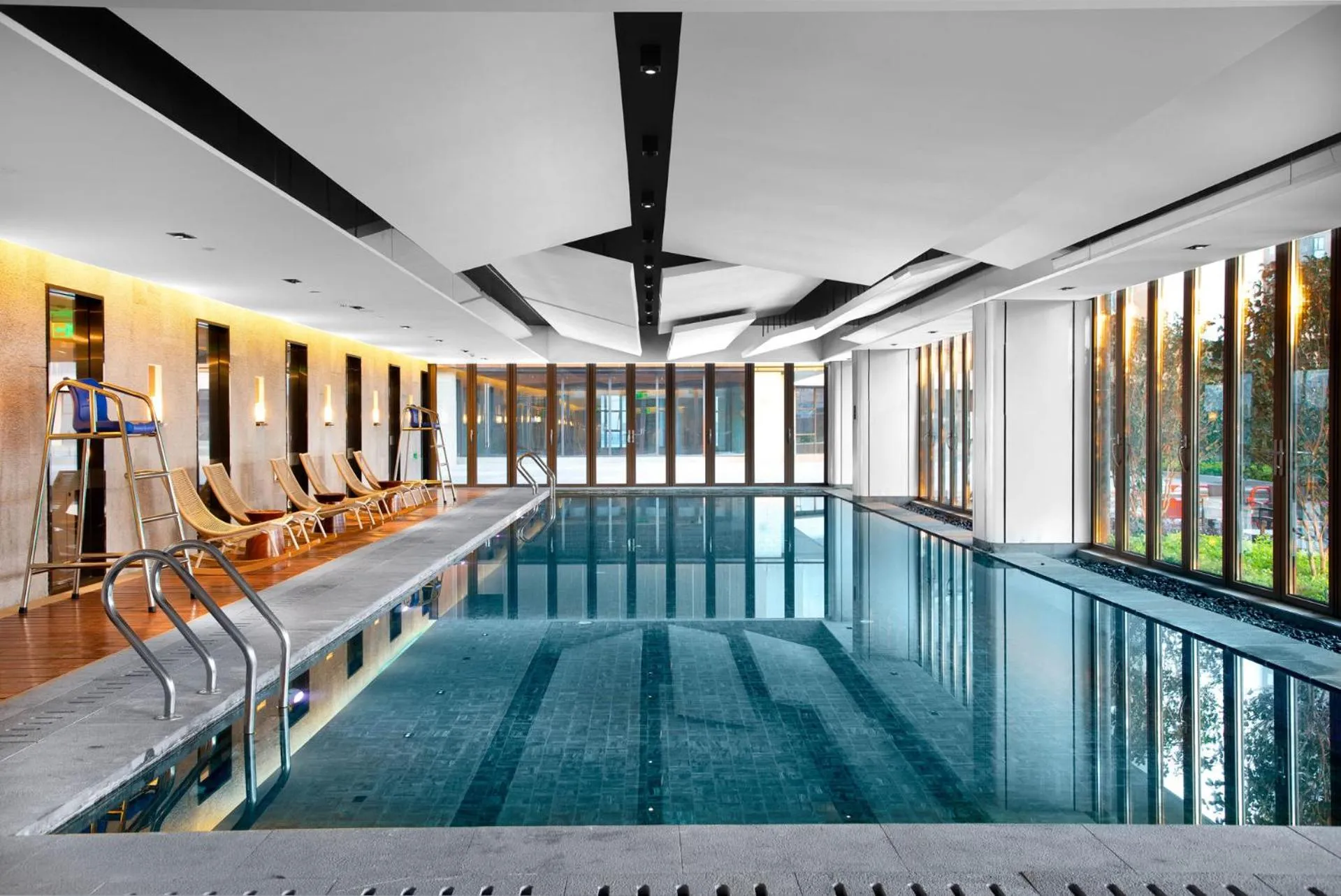 Swimming pool in Wyndham Garden Shenzhen Longhua