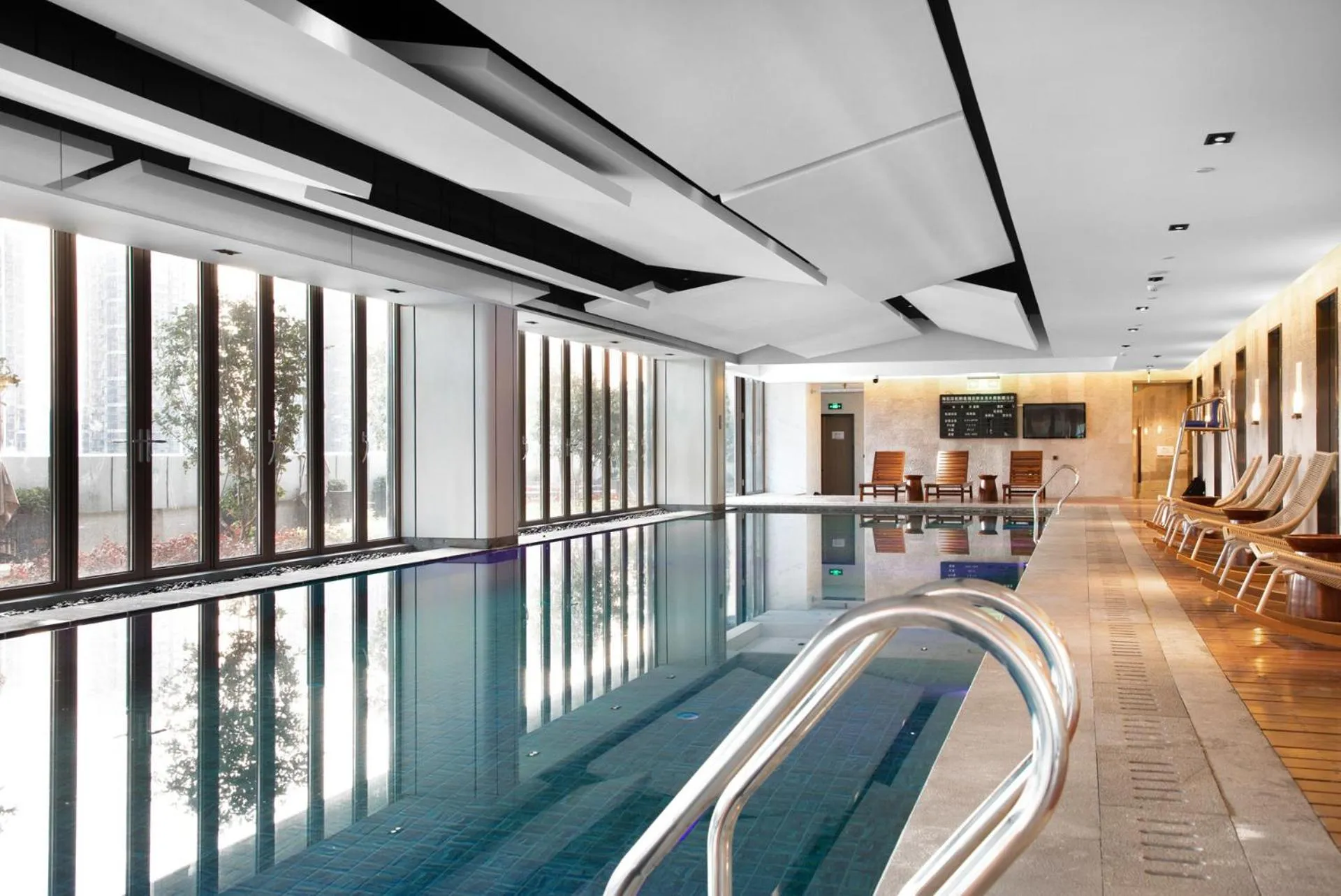 Swimming pool in Wyndham Garden Shenzhen Longhua