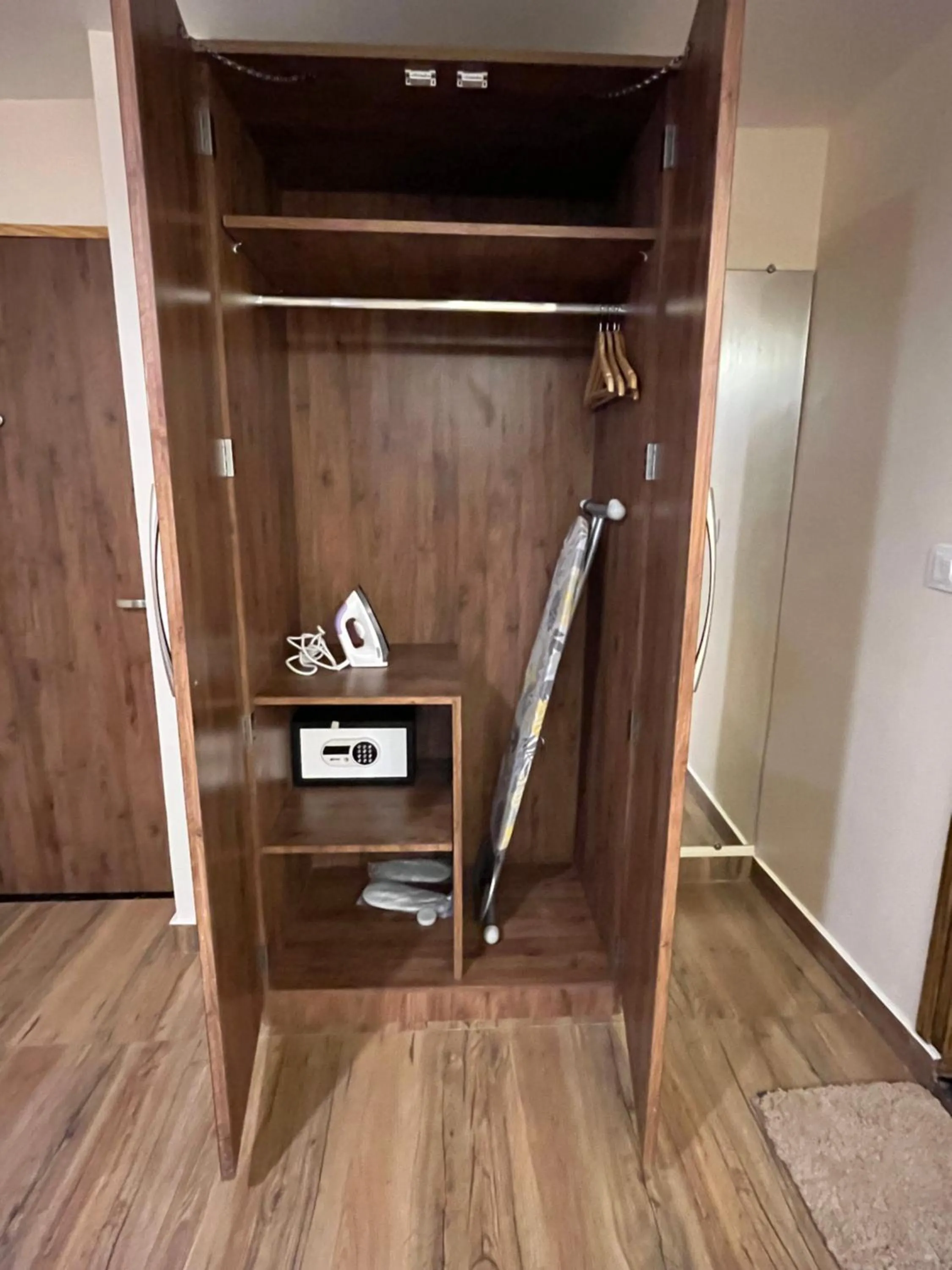 wardrobe in NIVEDAN HOTEL AND RESORT