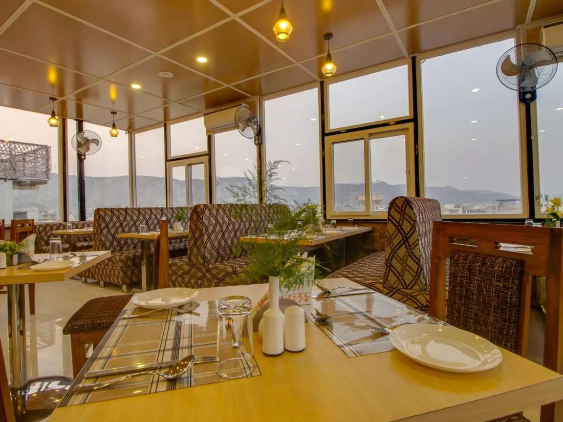 Restaurant/places to eat in Jasoda Heritage Hotel Near Hawa Mahal