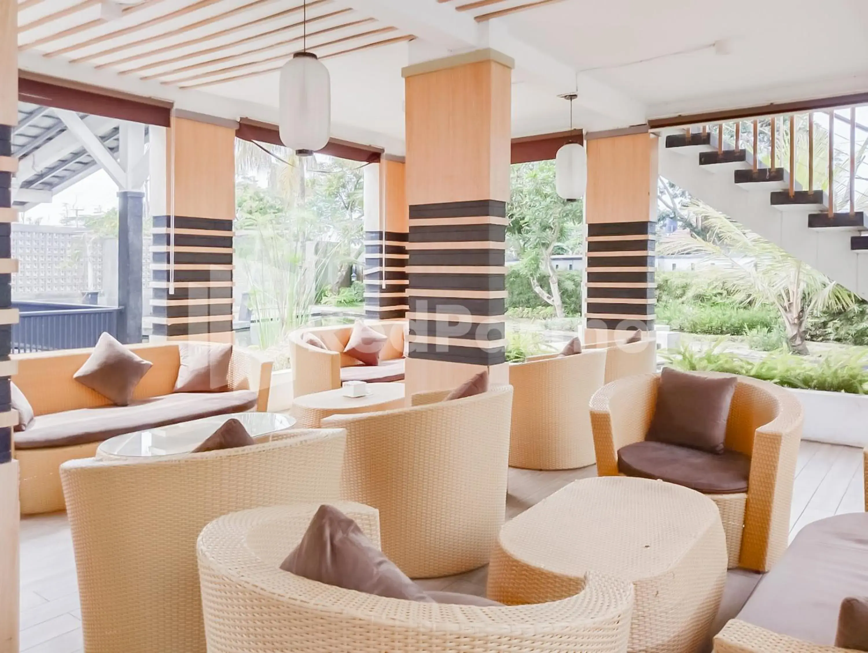 Seating area in Khayrizsan Guest House Mitra RedDoorz Seating area in Khayrizsan Guest House Mitra RedDoorz