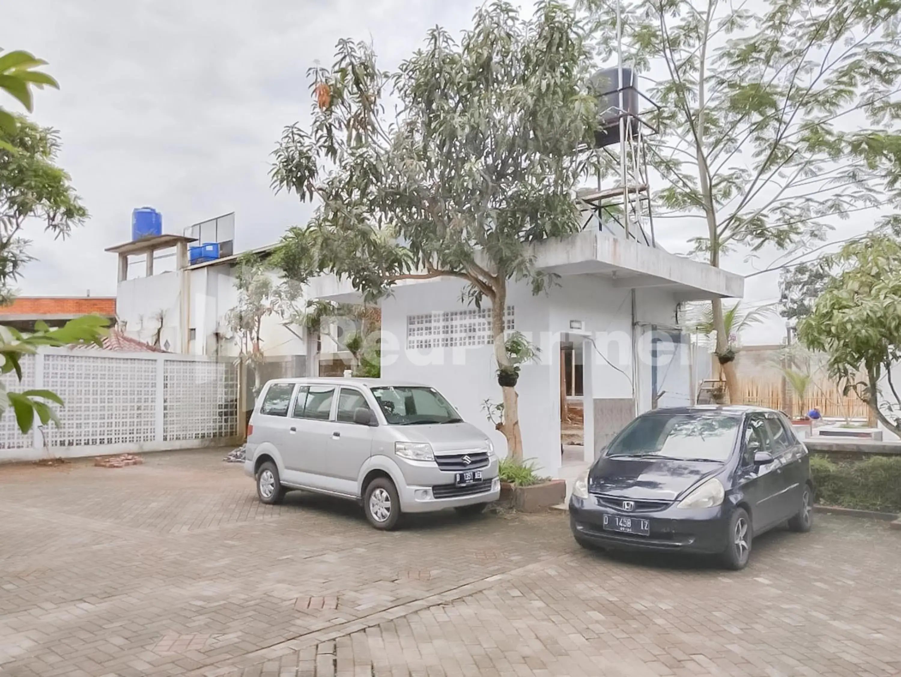 Parking in Khayrizsan Guest House Mitra RedDoorz Parking in Khayrizsan Guest House Mitra RedDoorz