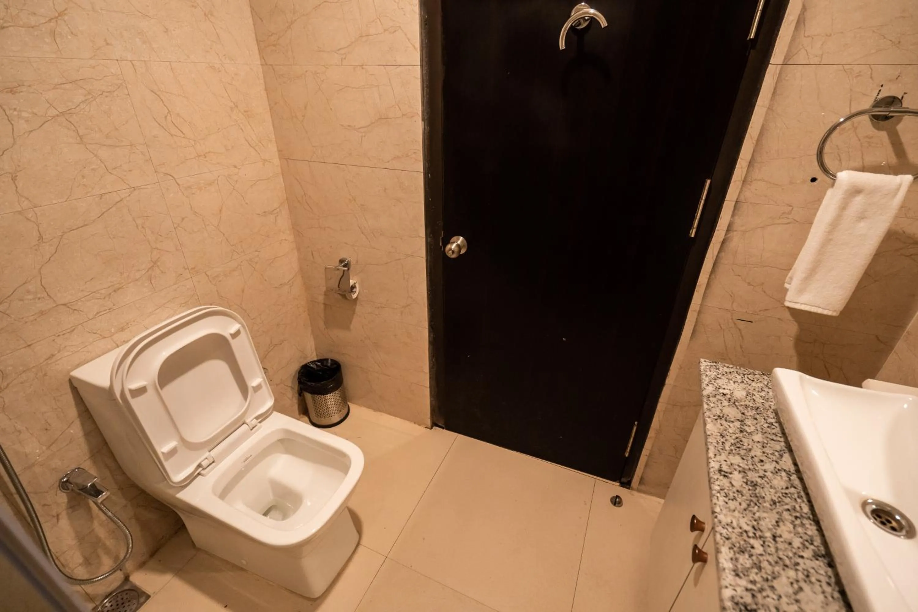 Toilet in ROYALE LALAWI HOTEL