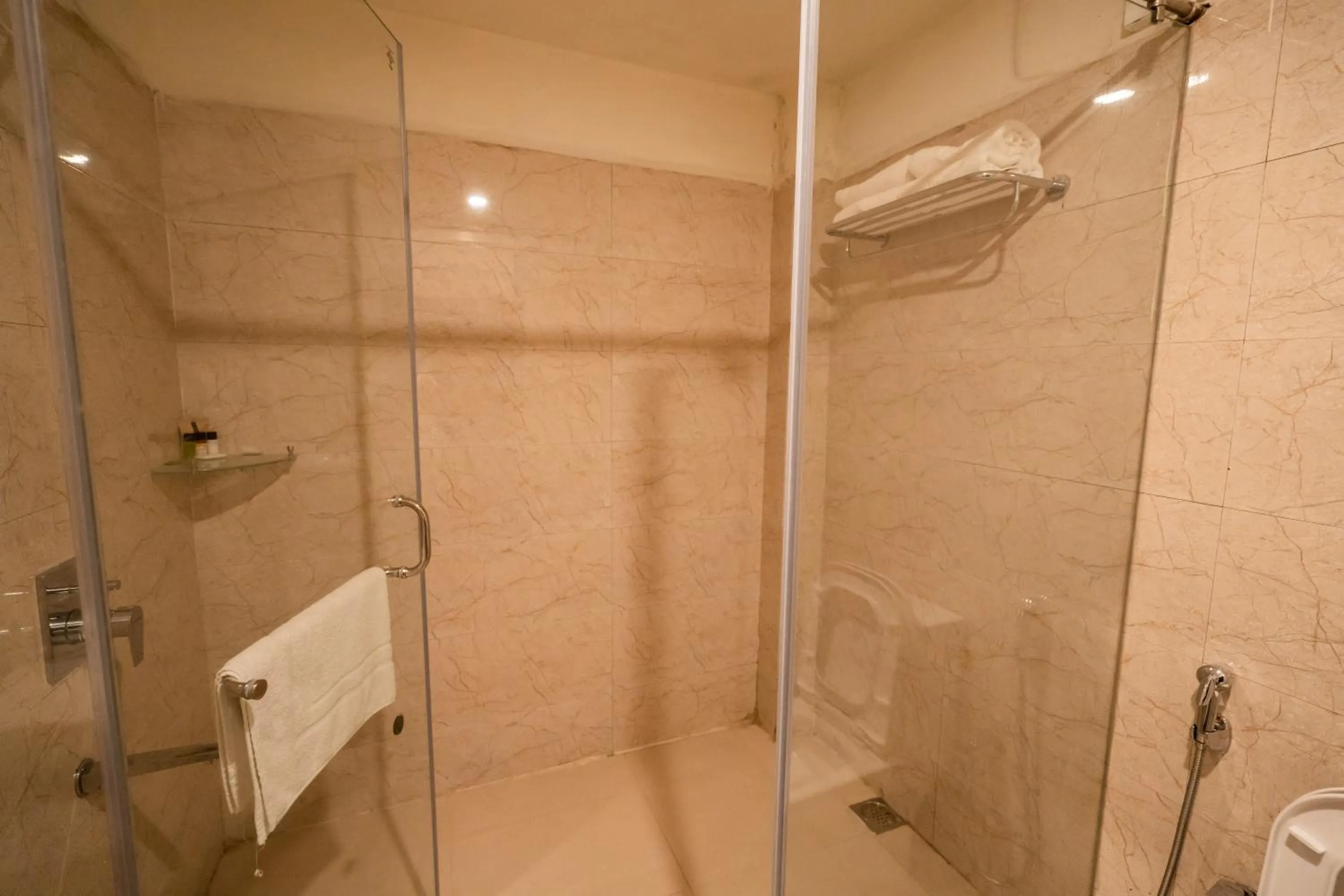 Shower in ROYALE LALAWI HOTEL