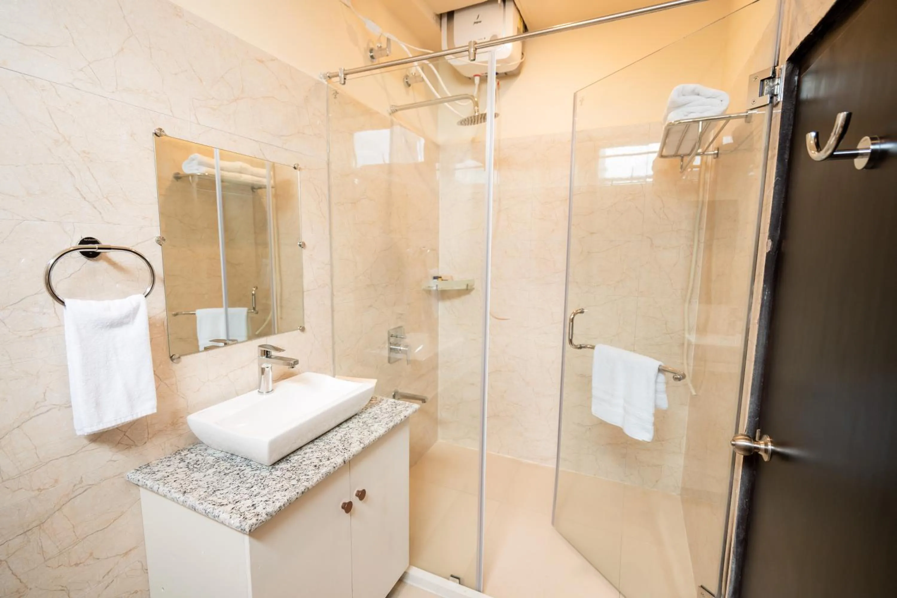 Shower in ROYALE LALAWI HOTEL