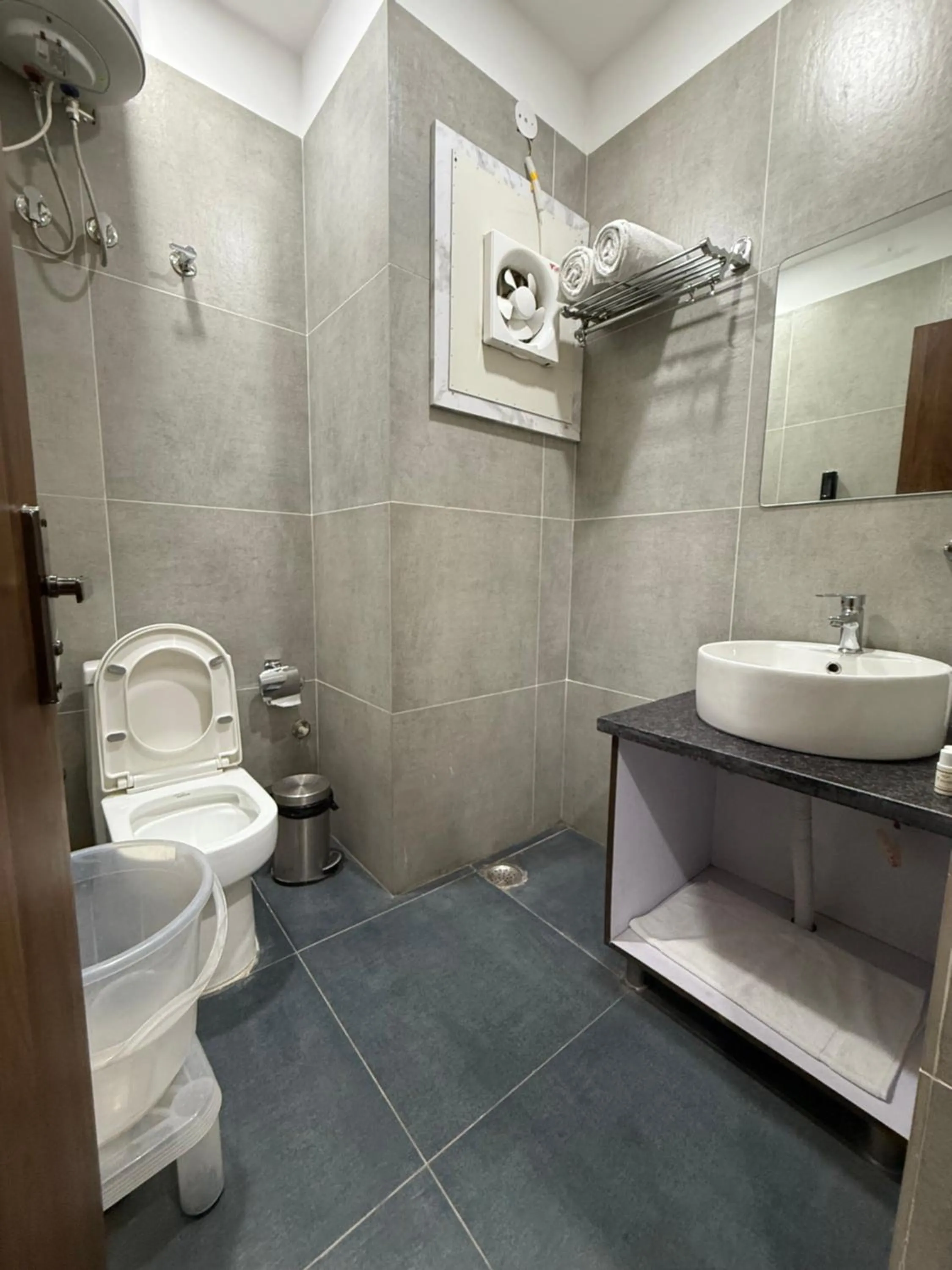 Toilet in Hotel 7 Heaven