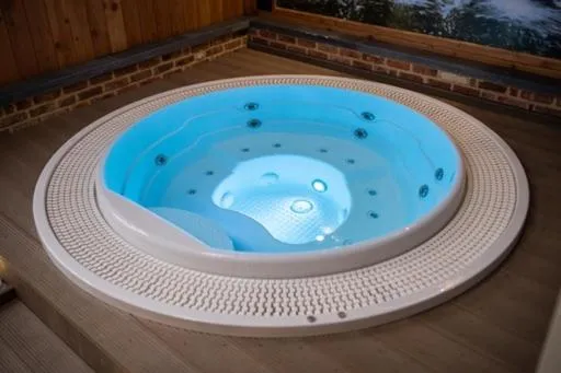 Hot Tub in Best Western Coeur de Maurienne Hotel Restaurant & Spa