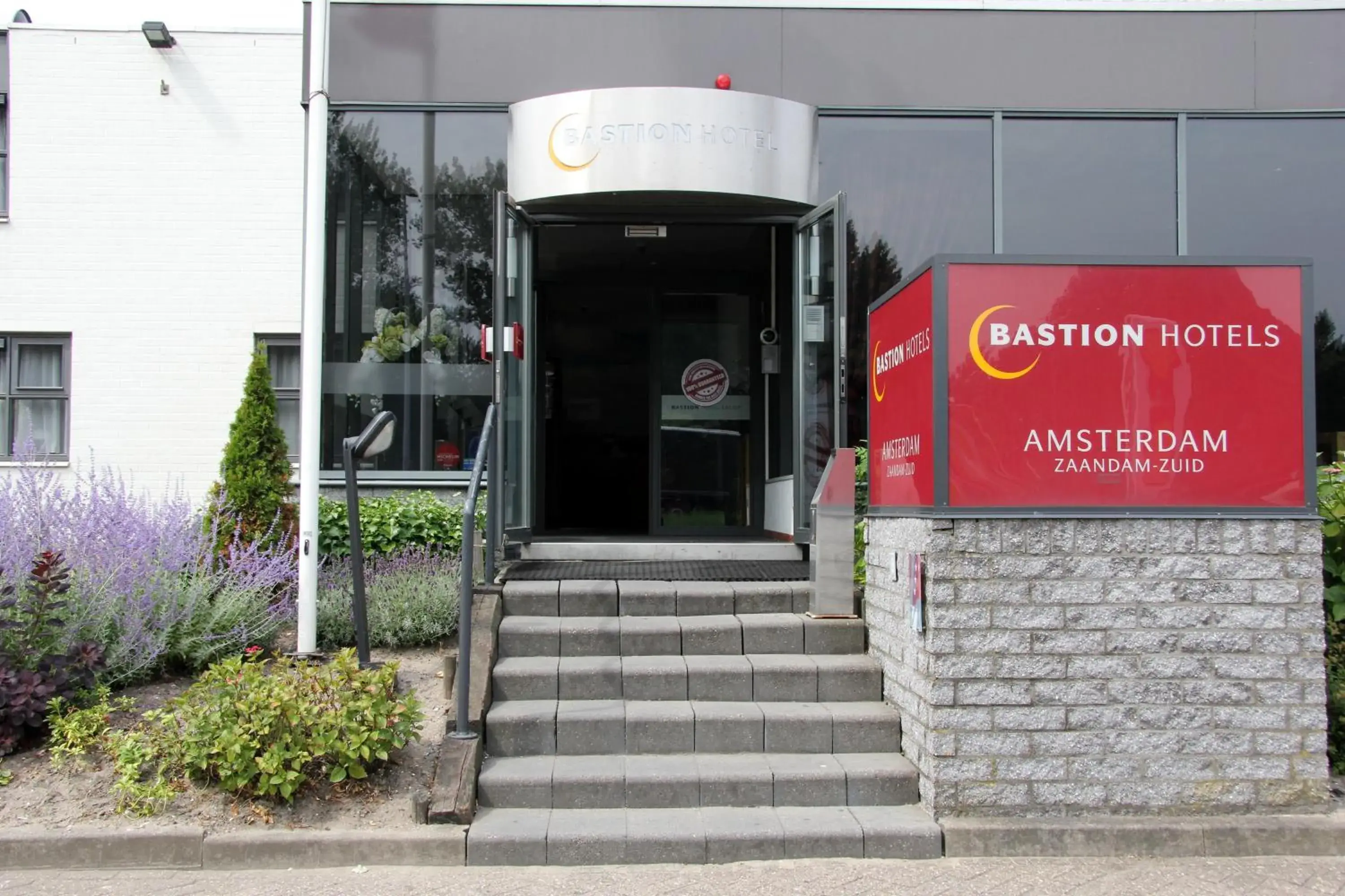 Facade/entrance in Bastion Hotel Zaandam Facade/entrance in Bastion Hotel Zaandam