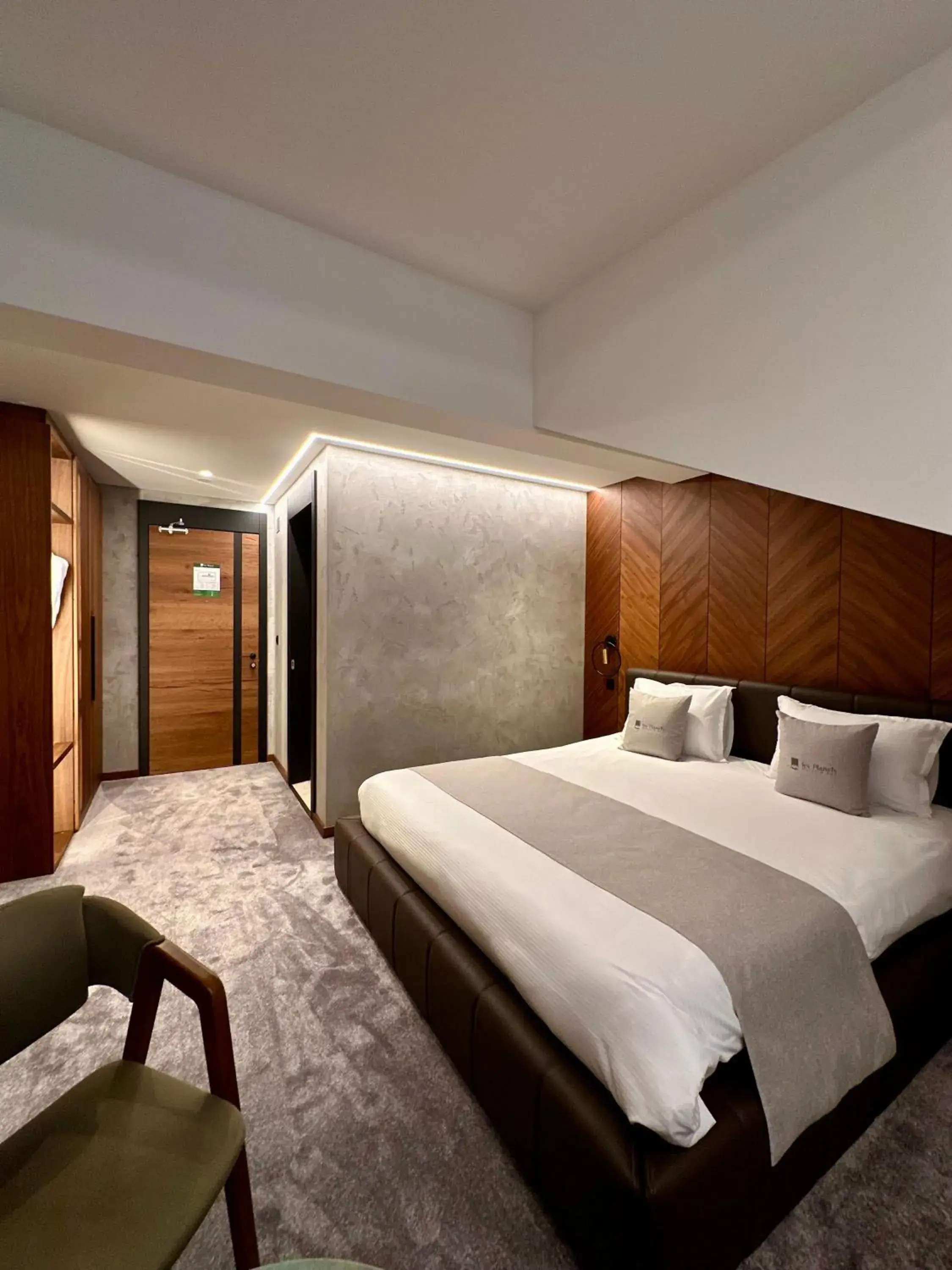 King Room with Balcony in Hôtel Restaurant & Spa Les Planets King Room with Balcony in Hôtel Restaurant & Spa Les Planets