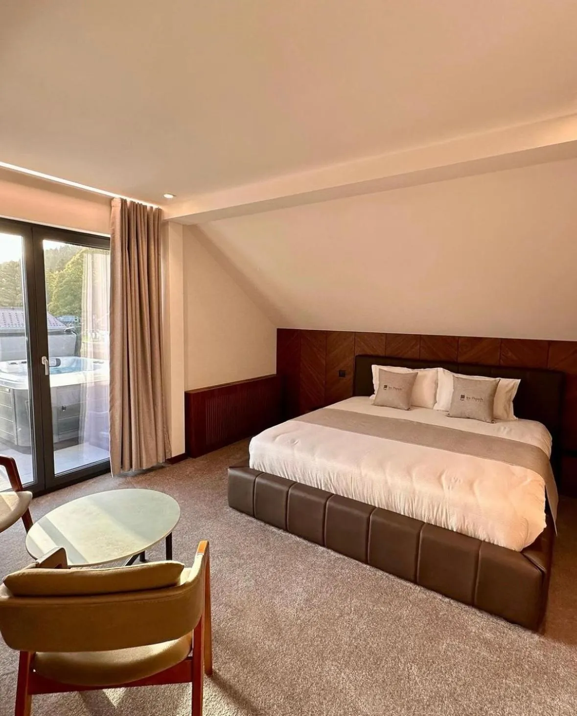 King Room with Spa Bath in Hôtel Restaurant & Spa Les Planets