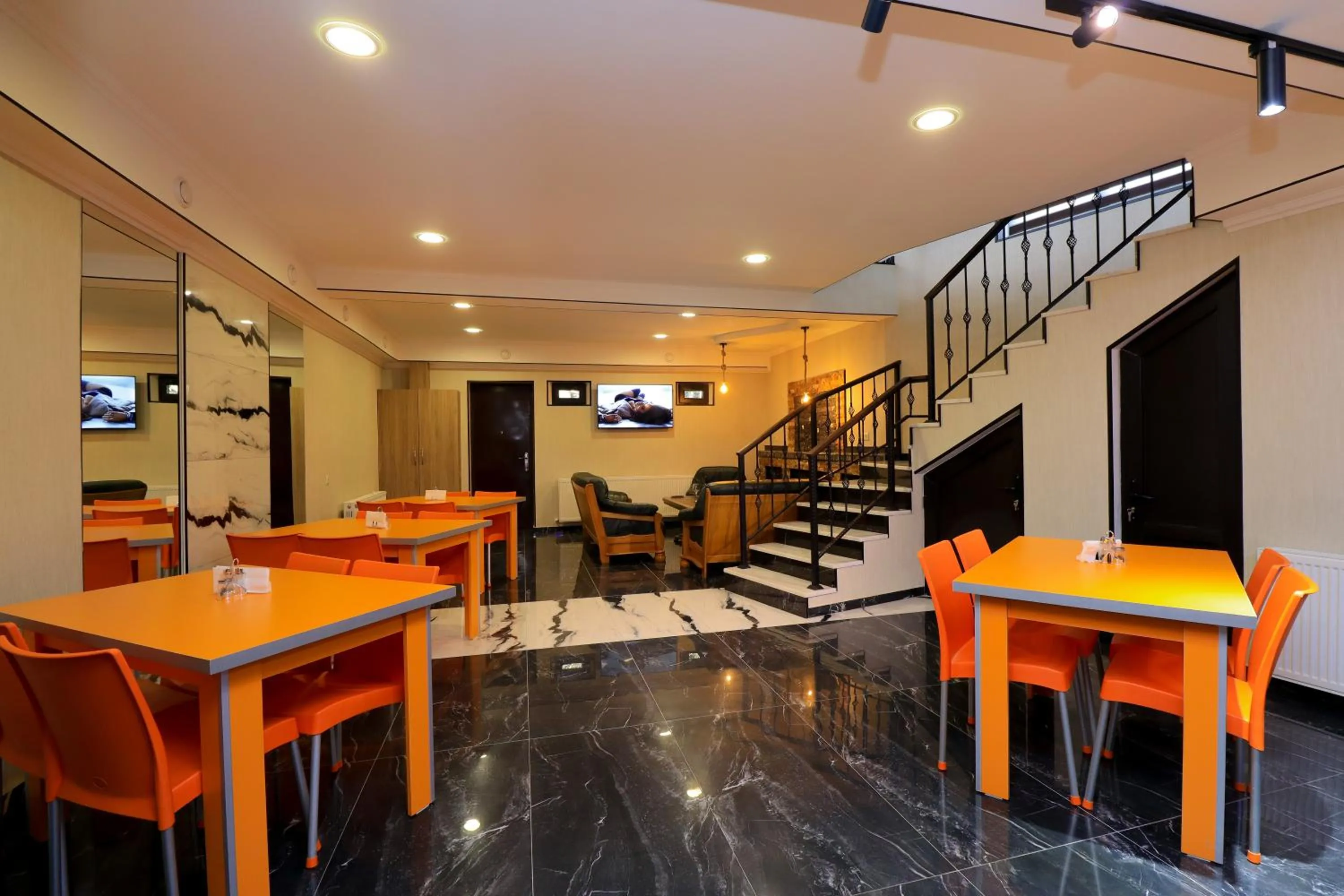 TV and multimedia in Hotel Evergreen