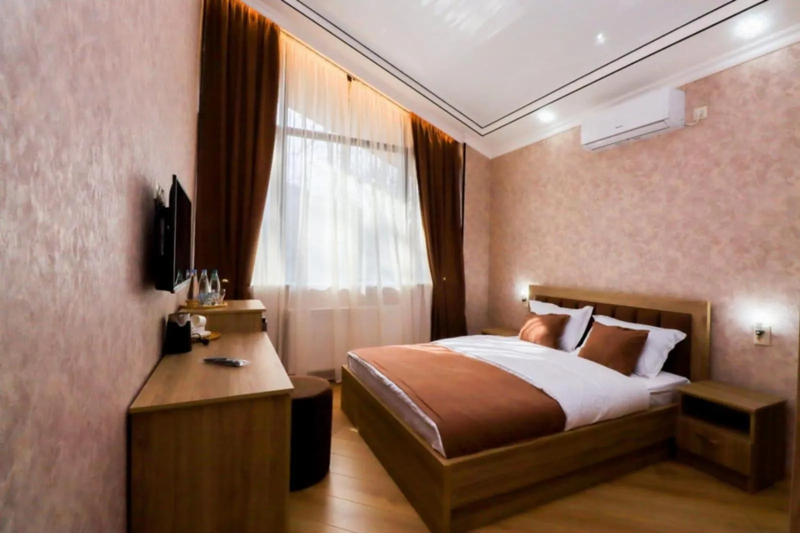 TV and multimedia, Bed in Hotel Evergreen