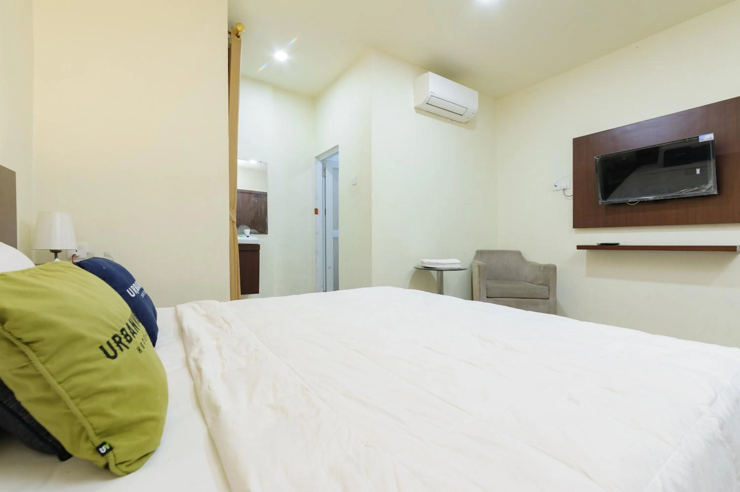 Bedroom, Bed in Urbanview Hotel Kansa near Harbour Bay Batam by RedDoorz
