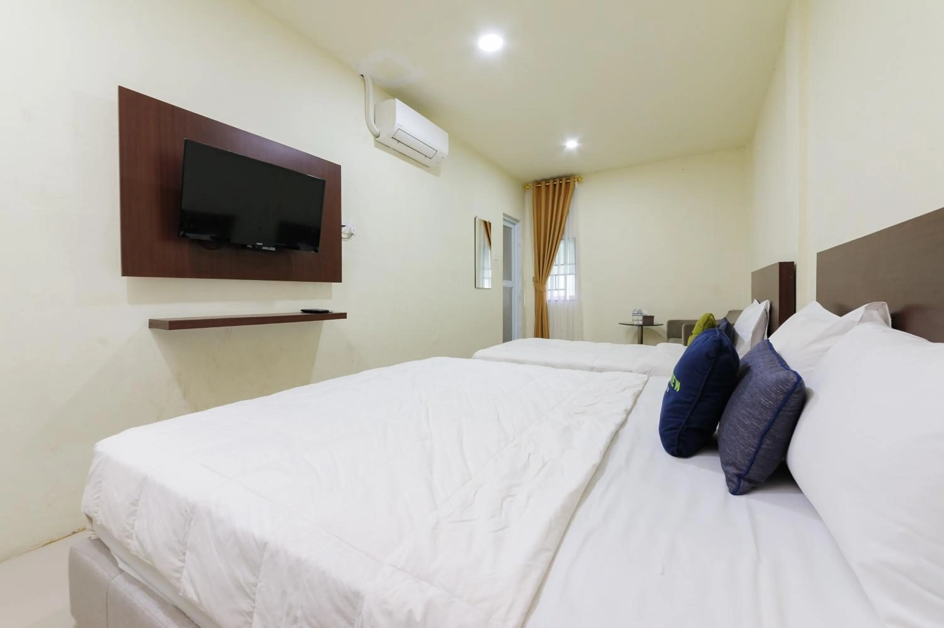 Bedroom, Bed in Urbanview Hotel Kansa near Harbour Bay Batam by RedDoorz