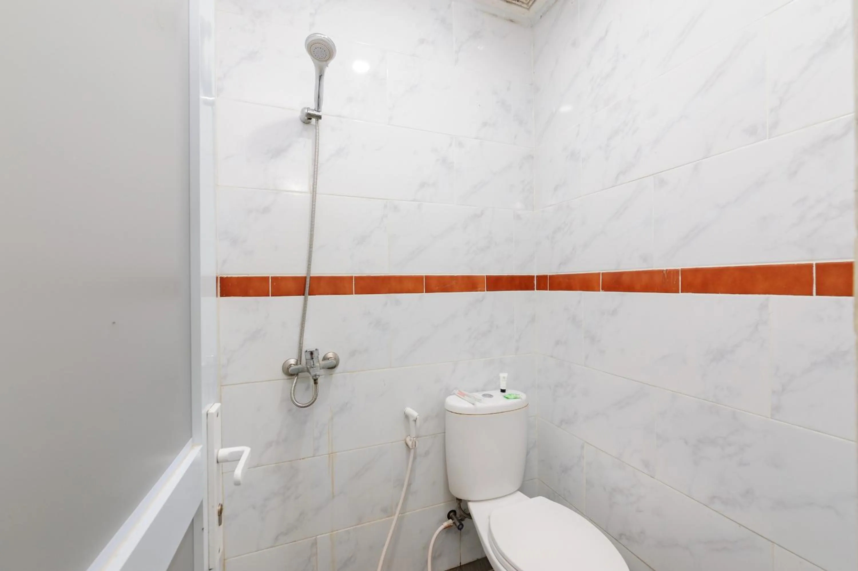 Bathroom in Urbanview Hotel Kansa near Harbour Bay Batam by RedDoorz