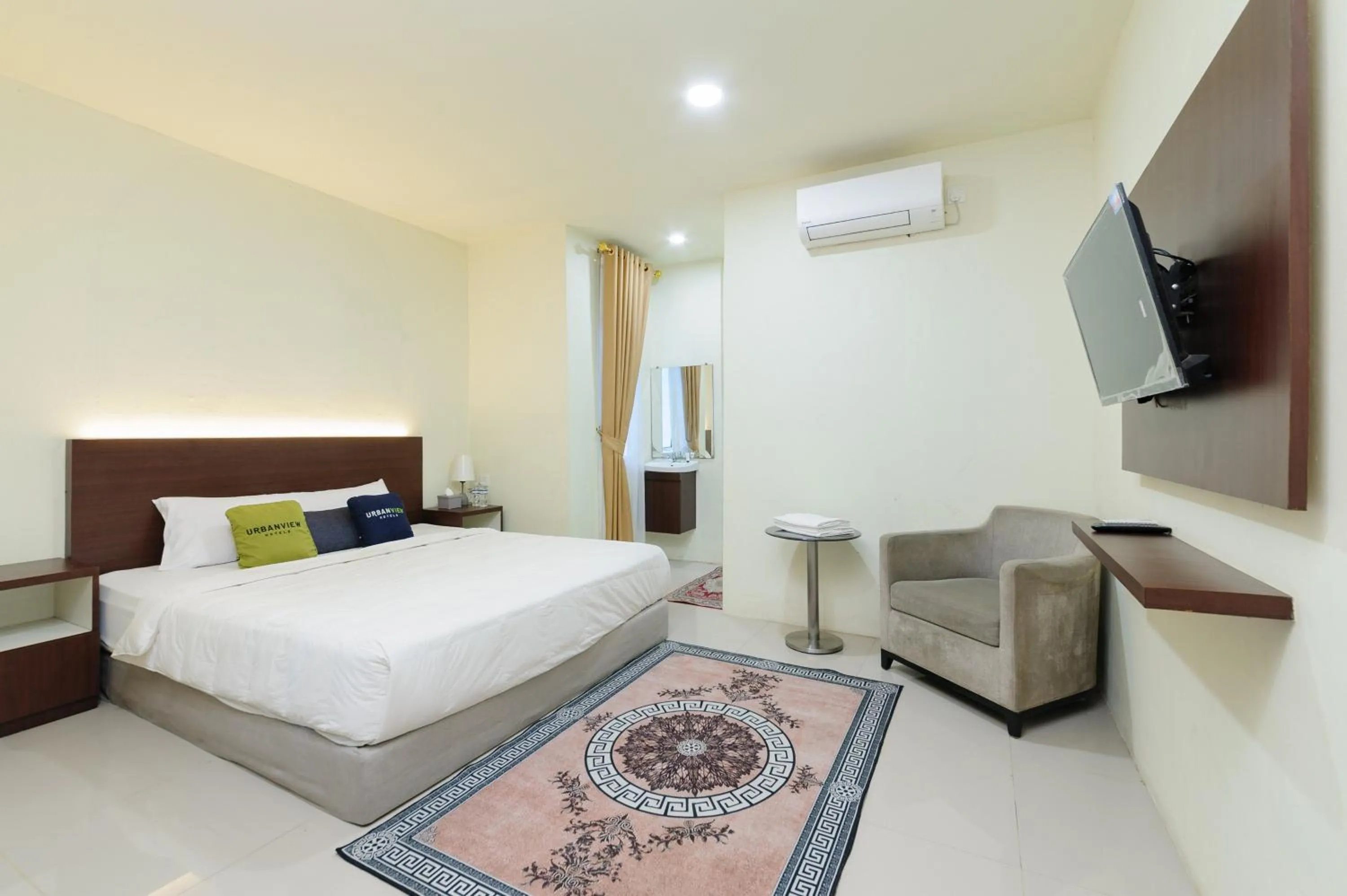 Bedroom, Bed in Urbanview Hotel Kansa near Harbour Bay Batam by RedDoorz