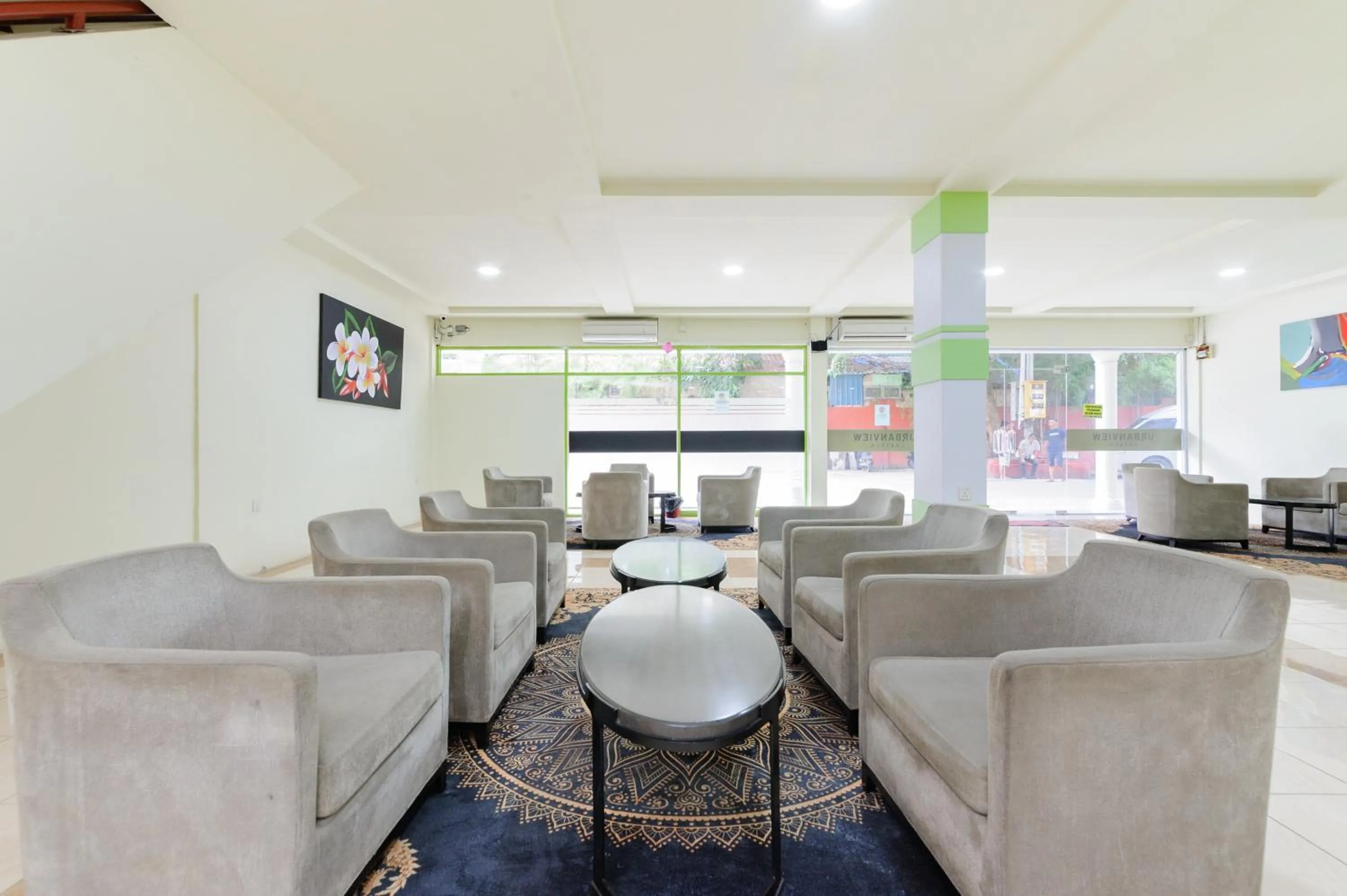 Seating area in Urbanview Hotel Kansa near Harbour Bay Batam by RedDoorz