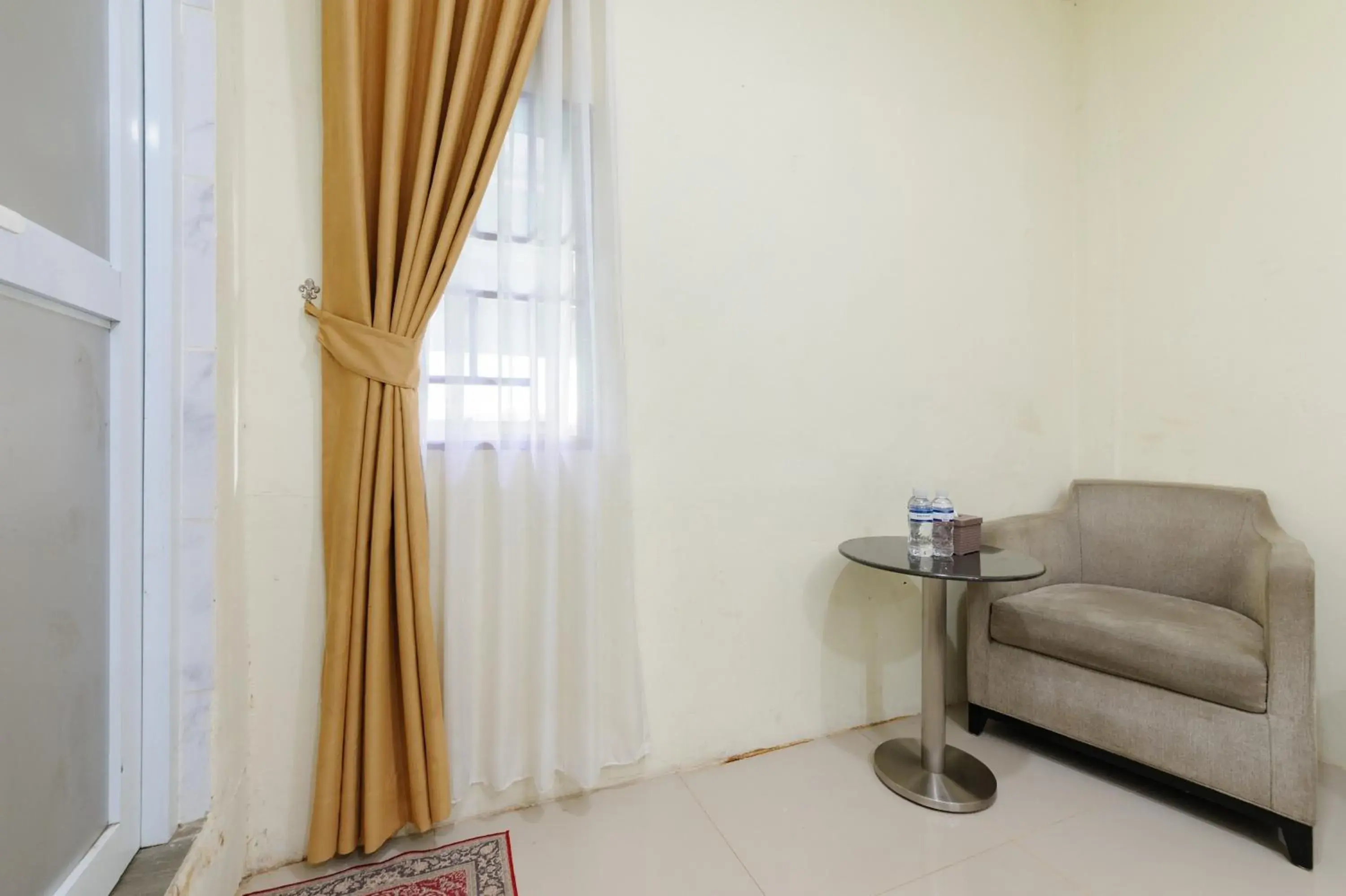 Seating area in Urbanview Hotel Kansa near Harbour Bay Batam by RedDoorz Seating area in Urbanview Hotel Kansa near Harbour Bay Batam by RedDoorz