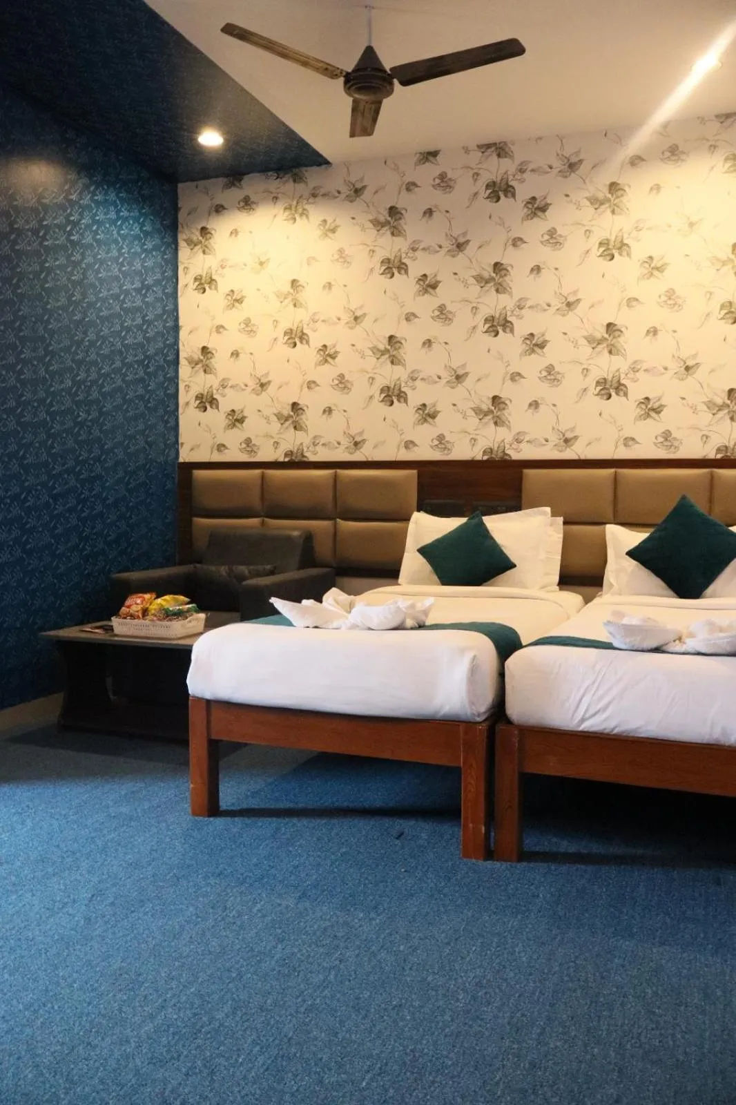 Seating area, Bed in The Elite Hotel