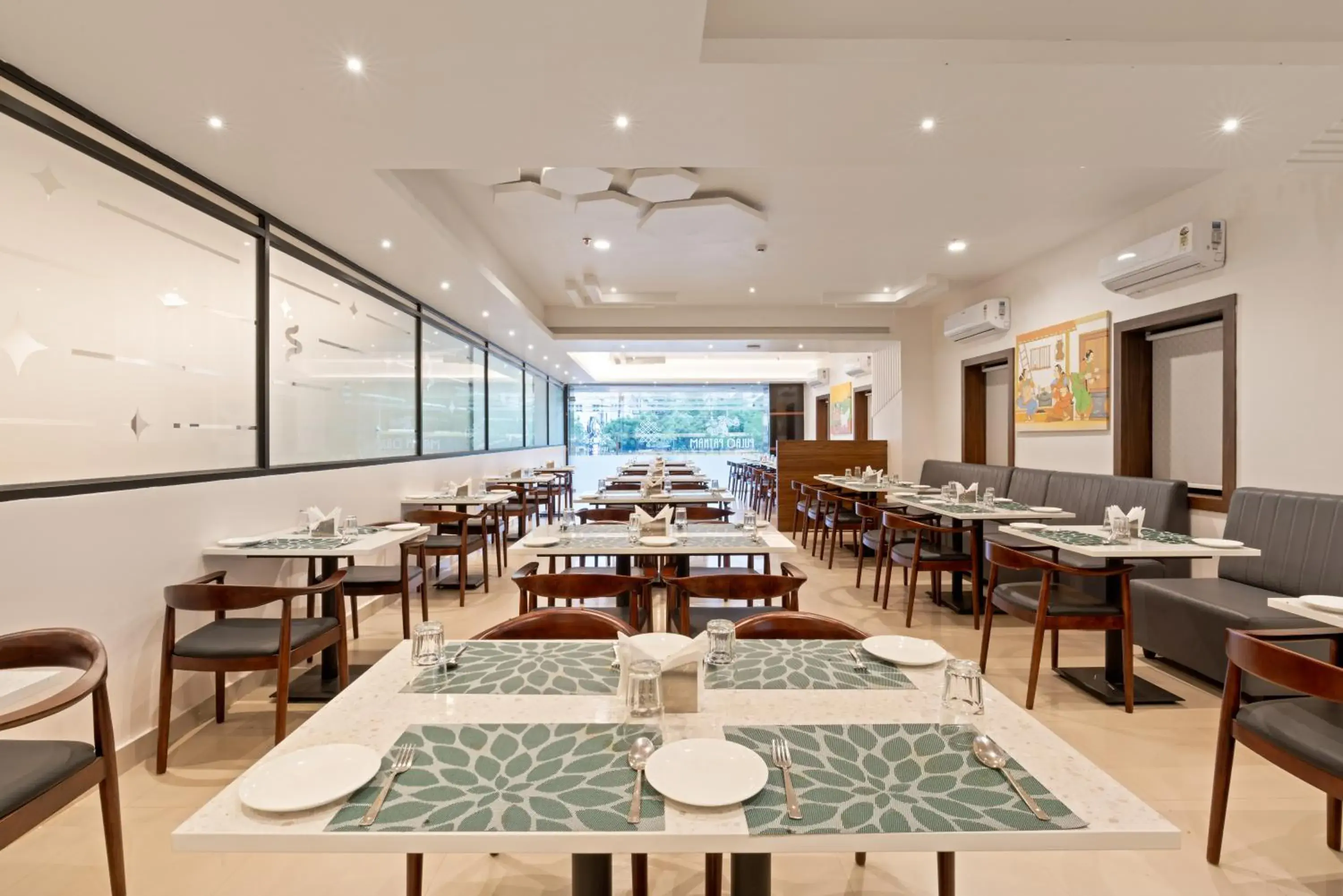 Restaurant/places to eat in The Elite Hotel Restaurant/places to eat in The Elite Hotel