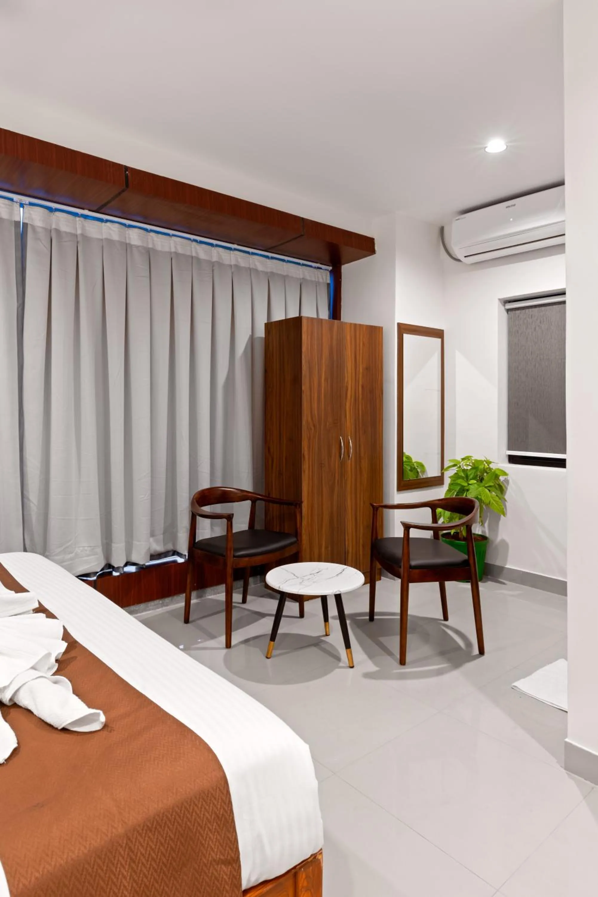 Dinner, Bed in The Elite Hotel