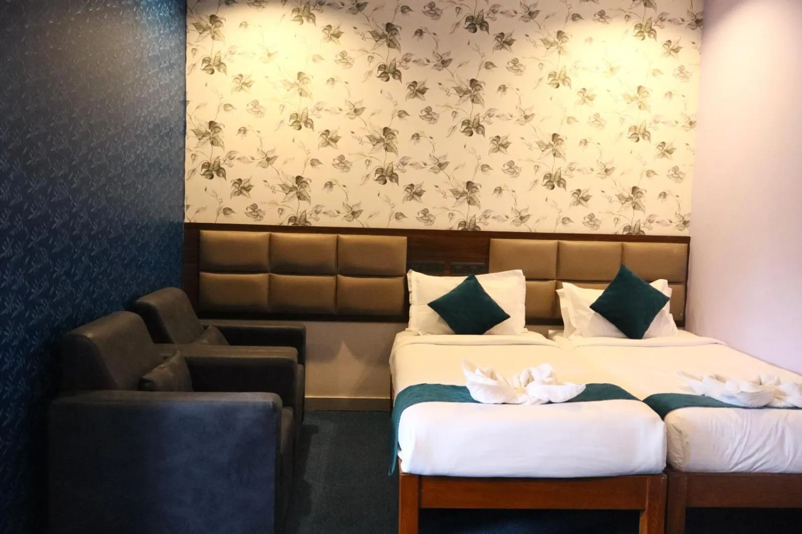 Seating area, Bed in The Elite Hotel