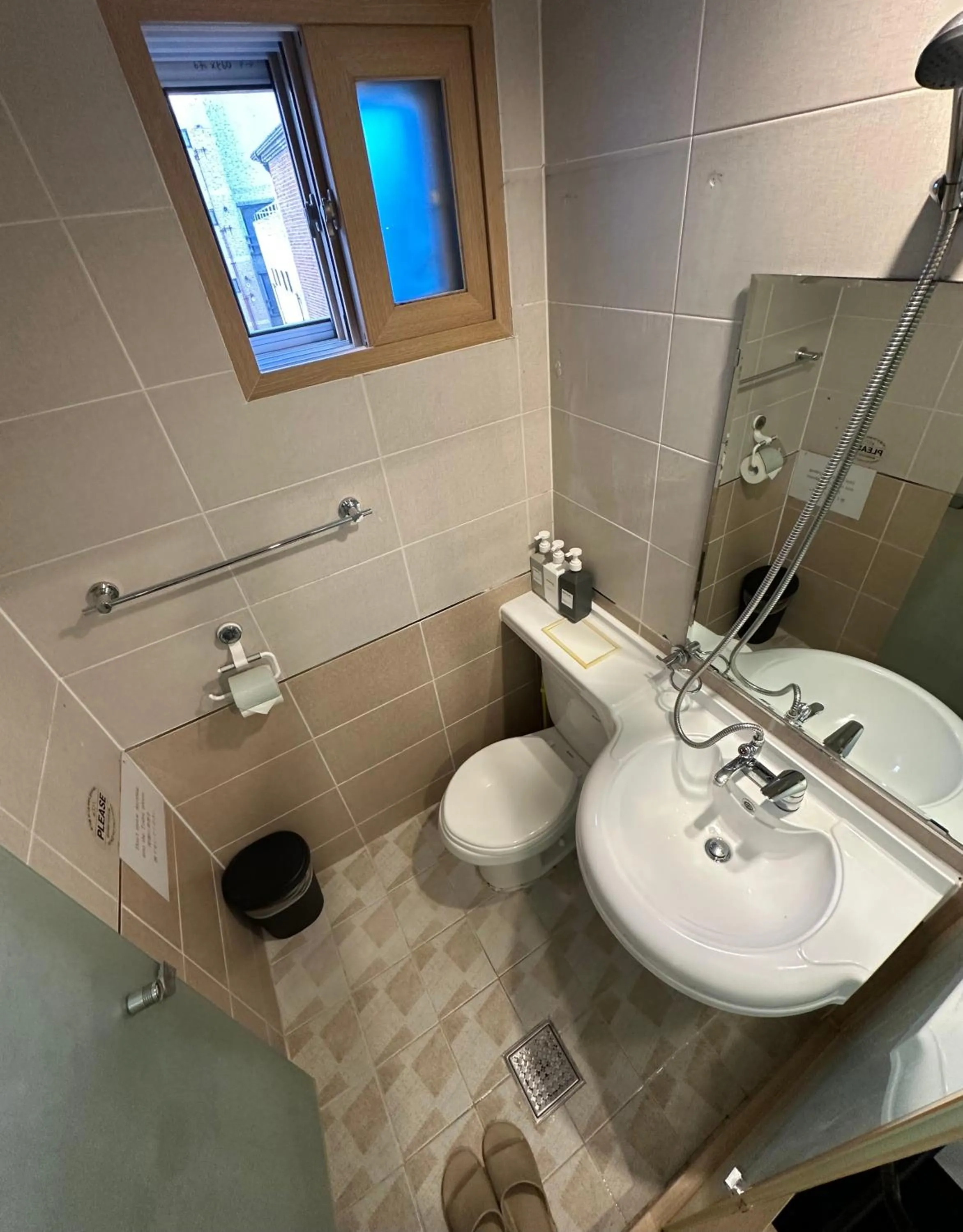 Bathroom in SSH Icon Hostel